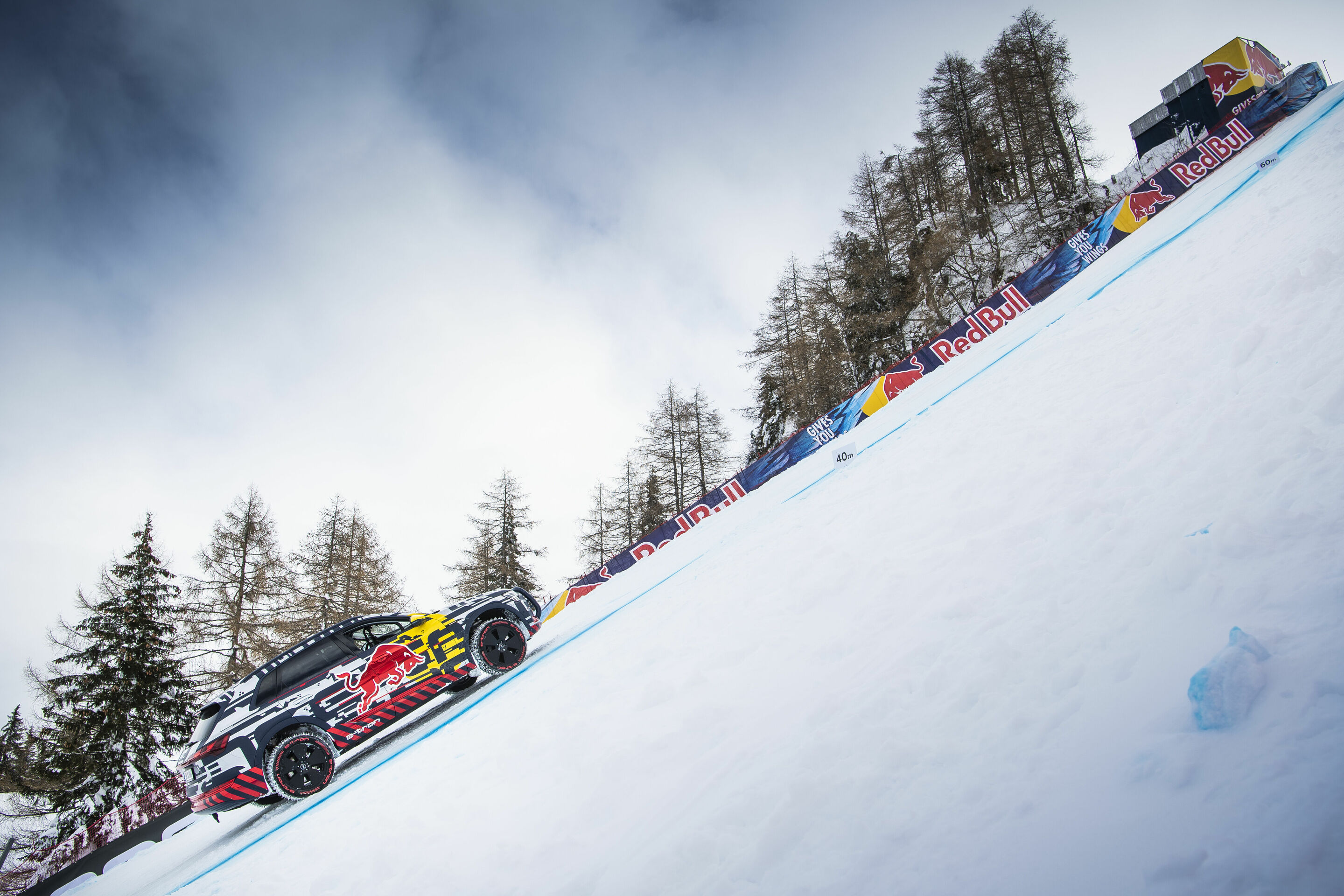„IN BETWEEN“ – Von quattro bis heute - Keine Angst vor 40,4 Grad Steigung: 2019 meisterte Mattias Ekström in einem Audi e-tron den
Zielhang der legendären Streif in Kitzbühel.