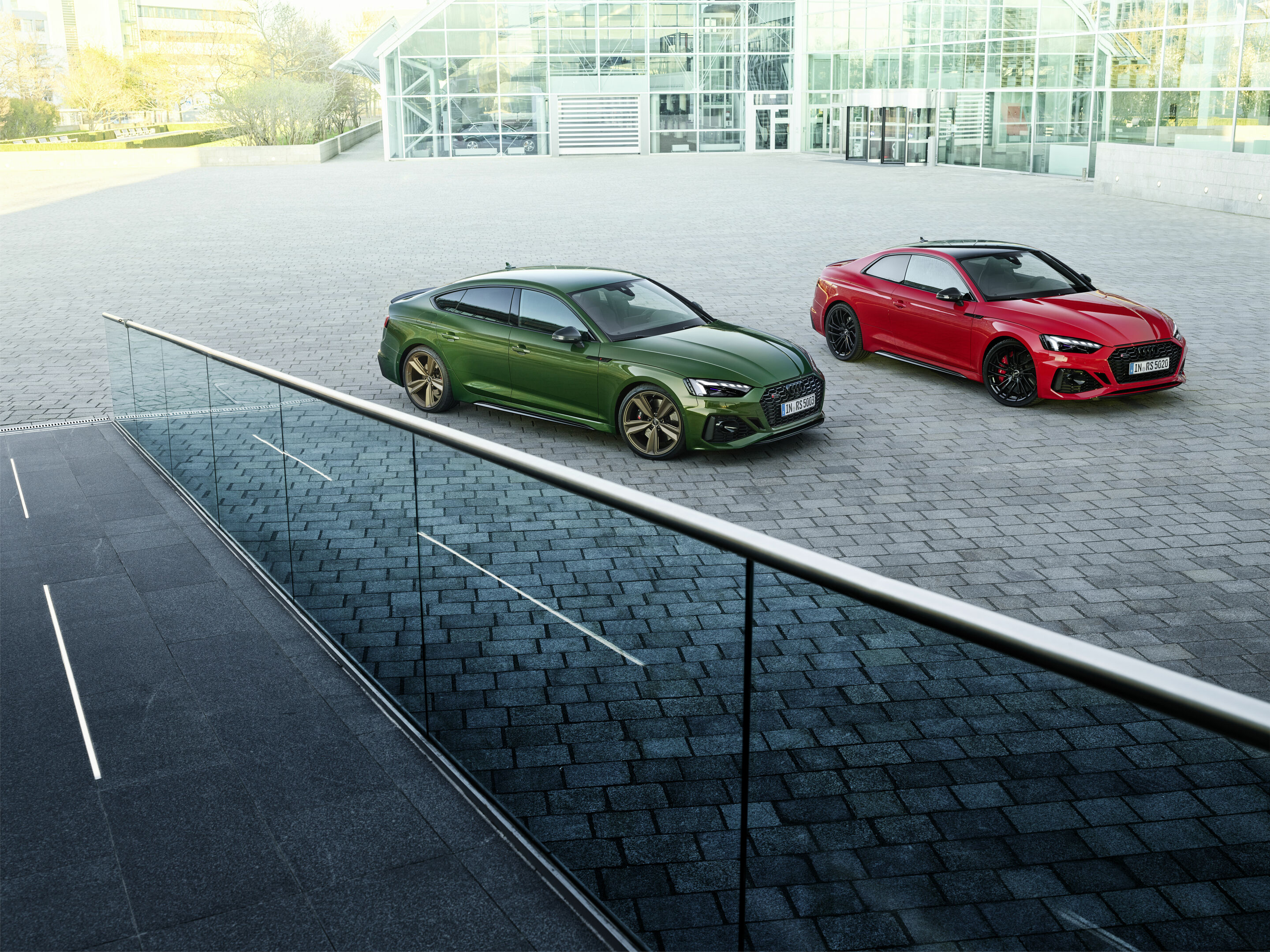 Audi RS Modelle - Audi RS 5 Sportback, Farbe: Sonomagrün
Audi RS 5 Coupé, Farbe: Tangorot