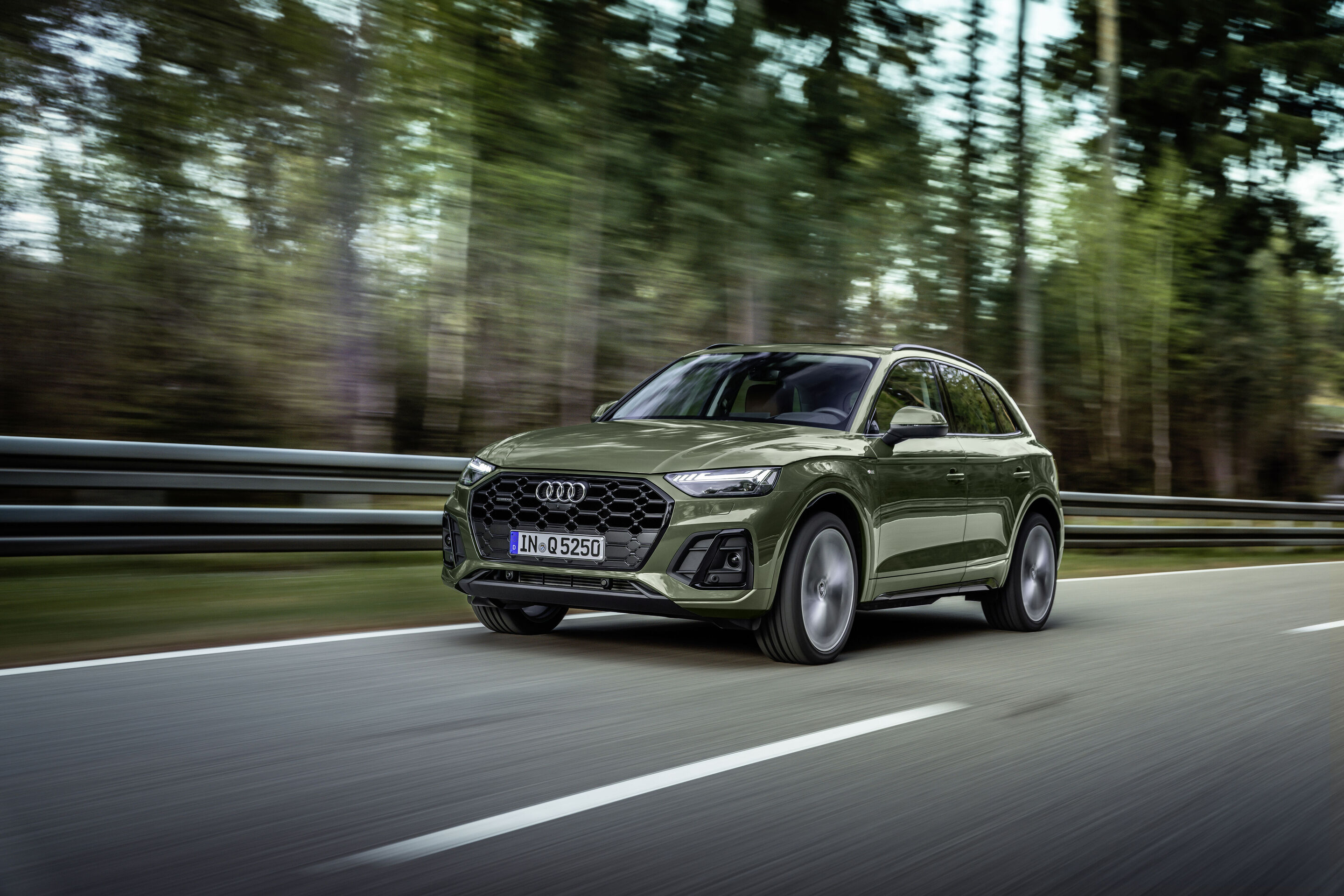 Audi Q5 40 TDI (until 2024) - Dynamic photo
Color: District green