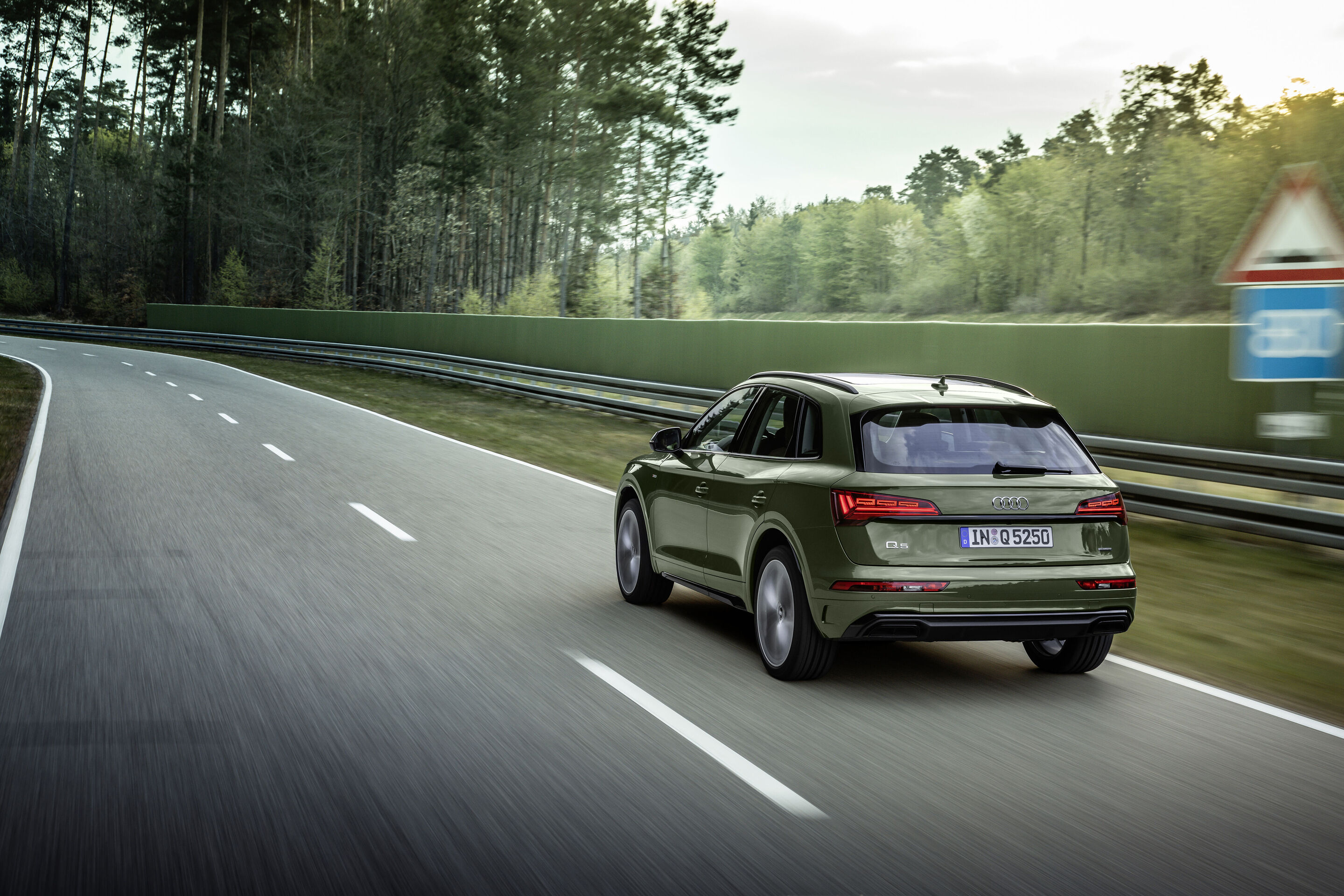 Audi Q5 40 TDI (until 2024) - Dynamic photo
Color: District green