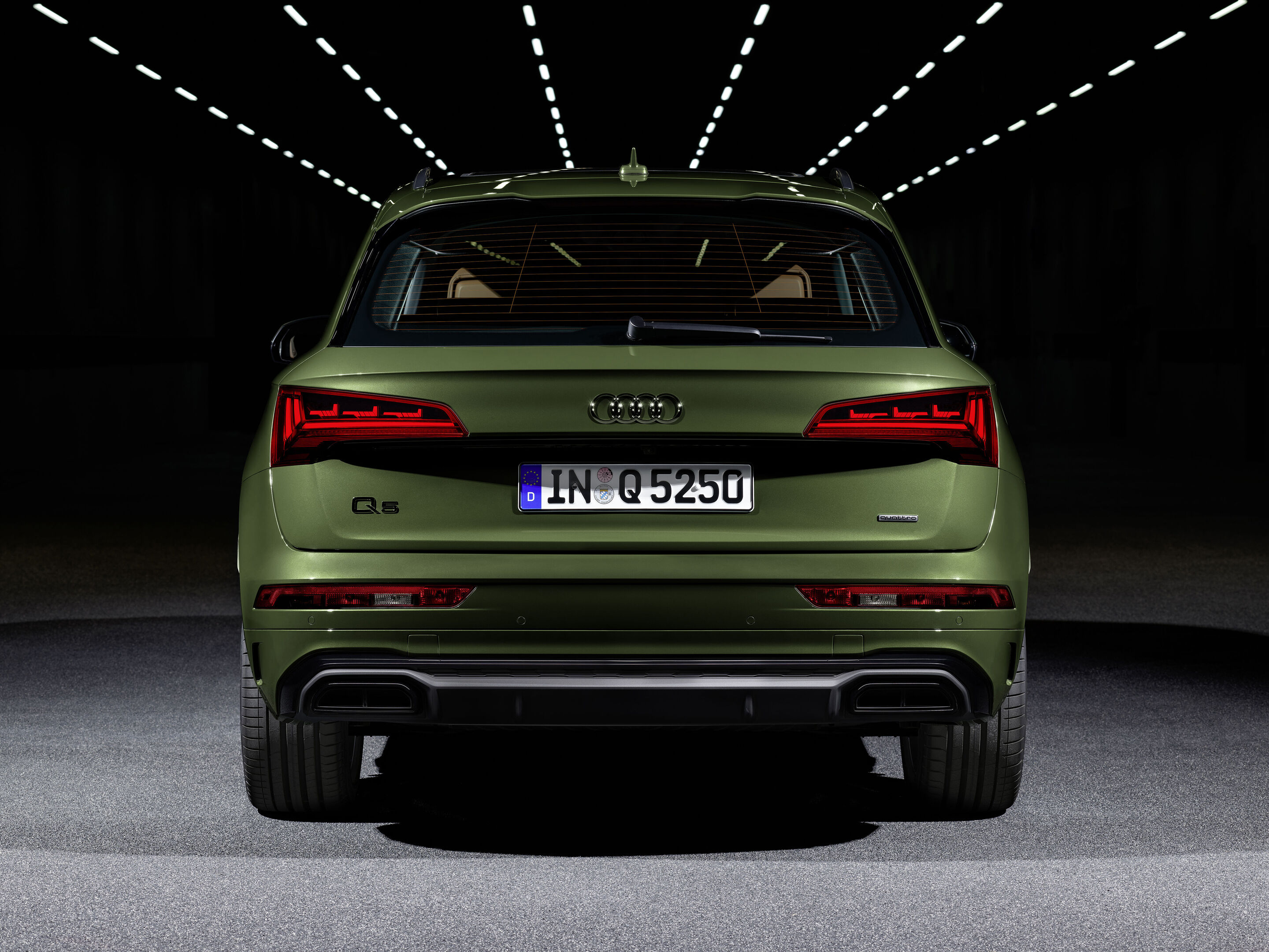 Audi Q5 40 TDI (until 2024) - Audi Q5 Sportback with digital OLED rear lights. Static photo, color: District green