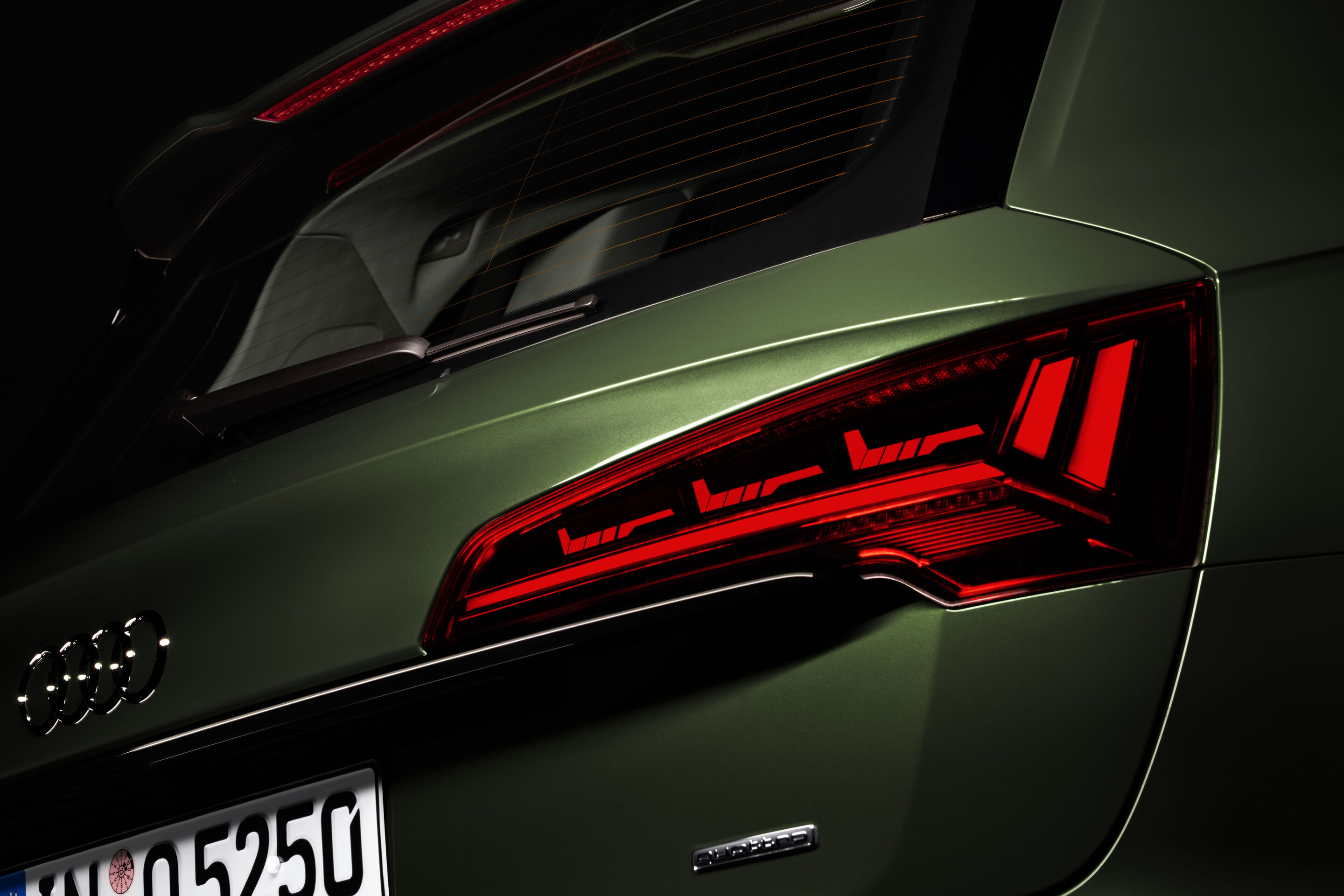 Audi Q5 40 TDI (until 2024) - Audi Q5 40 TDI with digital OLED rear lights