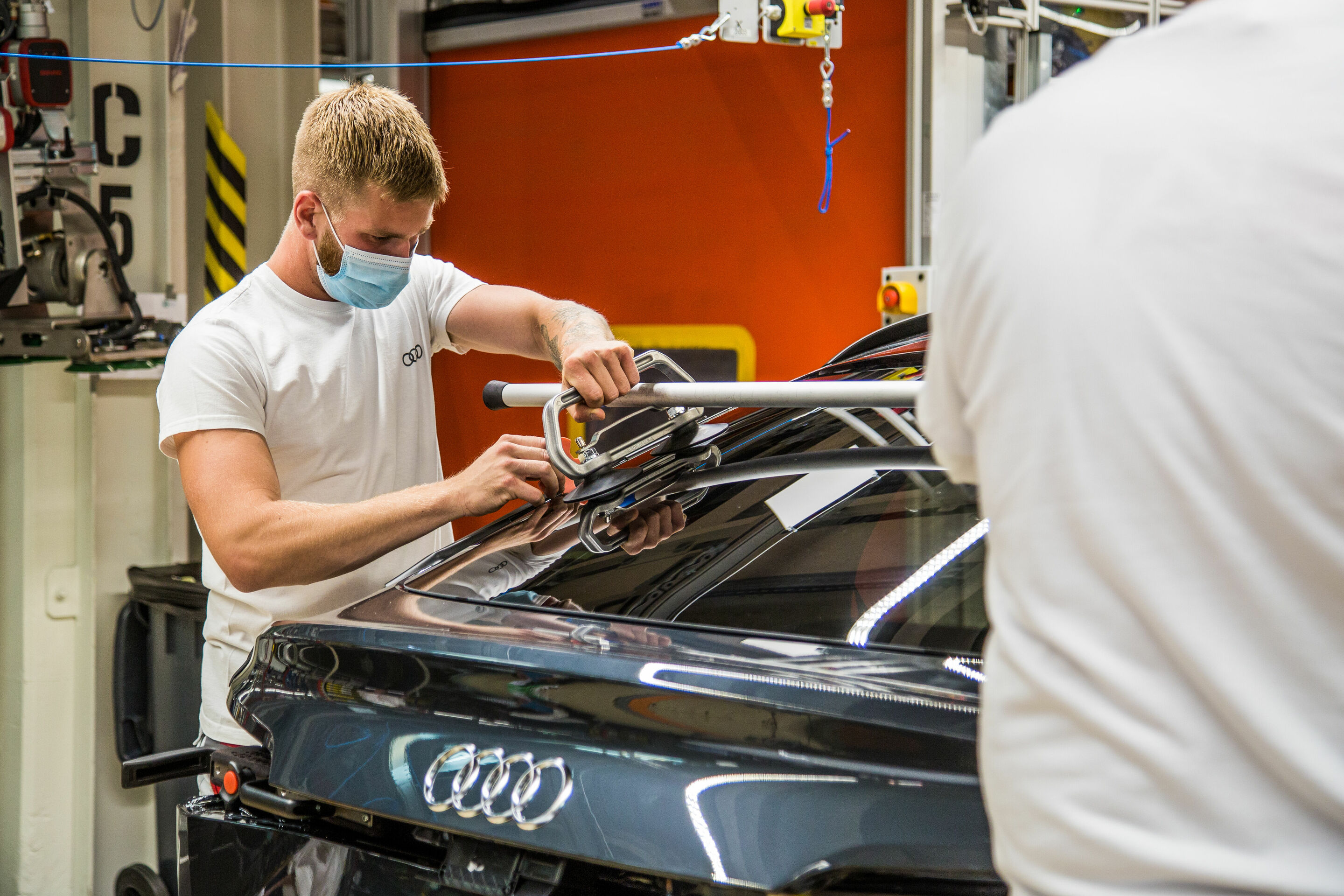With a mask in Audi e-tron Battery Assembly: Production at Audi Brussels restarted at the beginning of May. - With a mask in Audi e-tron Battery Assembly: Production at Audi Brussels restarted at the beginning of May 2020.