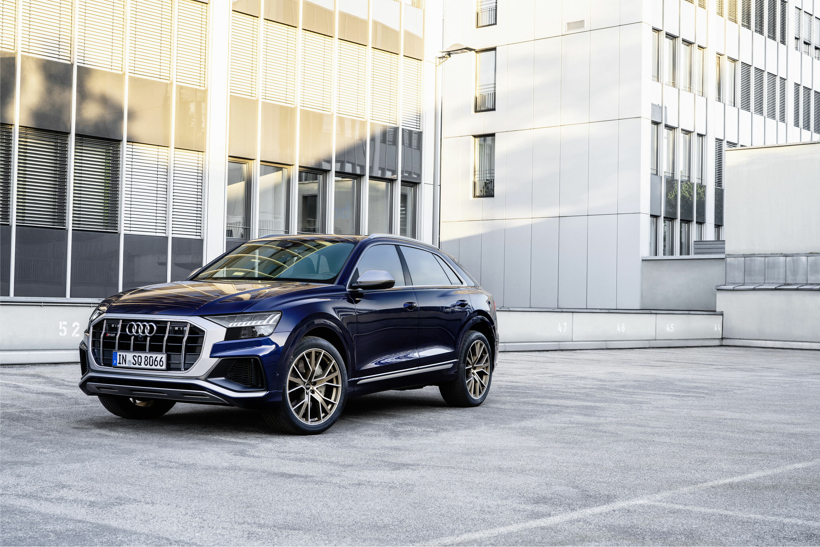 Audi SQ8 TFSI - Standaufnahme
Farbe: navarrablau metallic