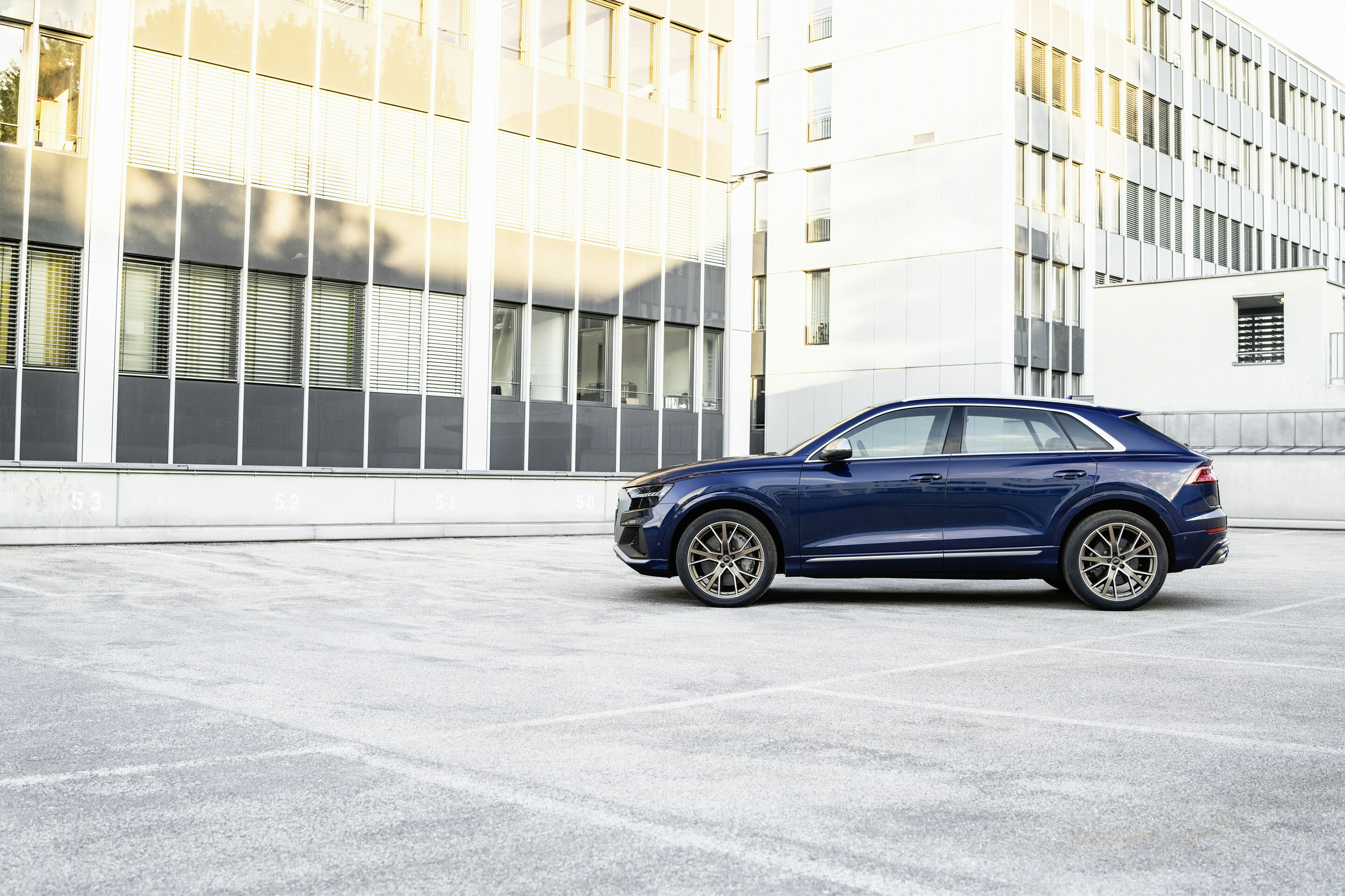 Audi SQ8 TFSI - Static photo
Color: Navarra blue