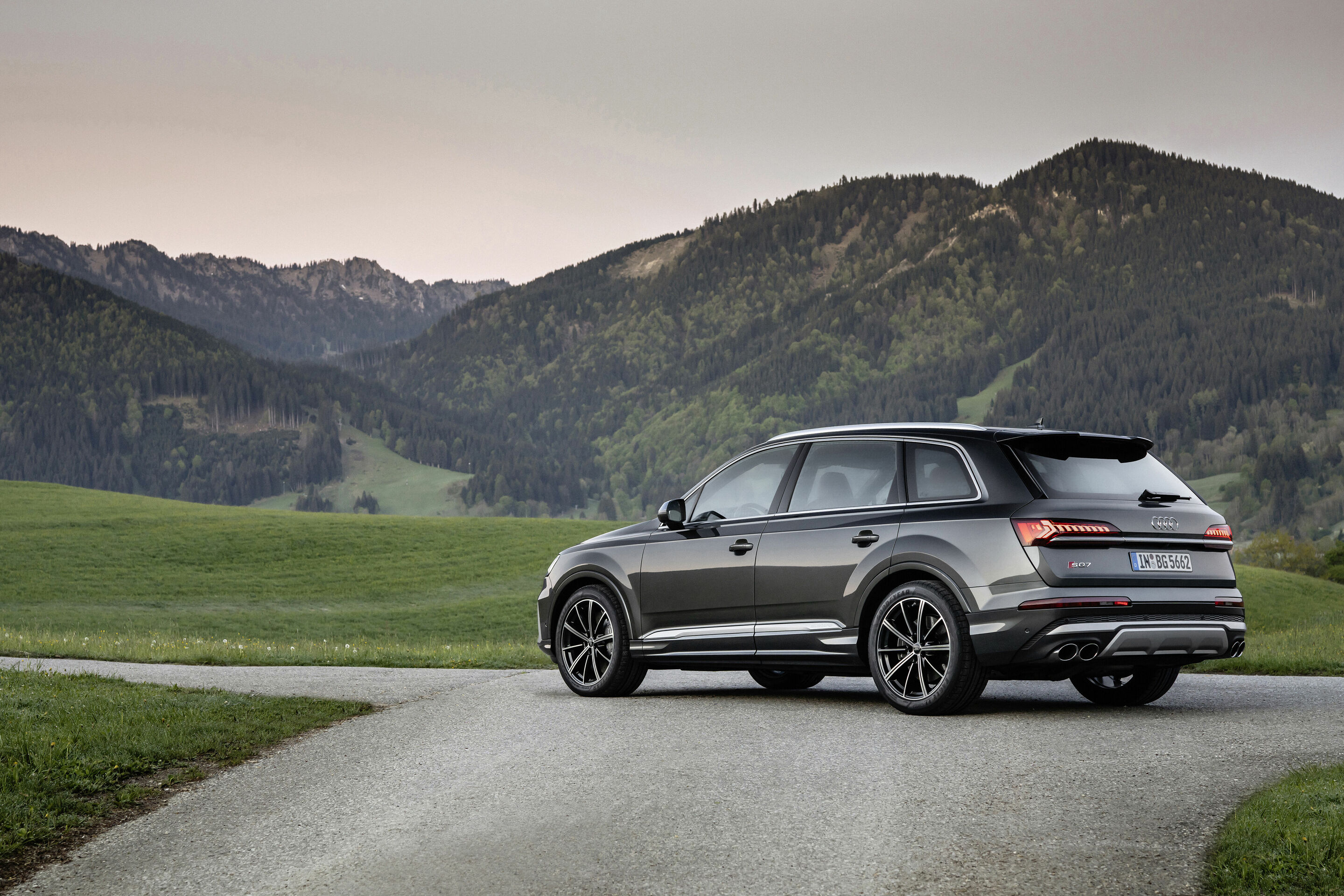 Audi SQ7 TFSI - Static photo
Color: Daytona grey