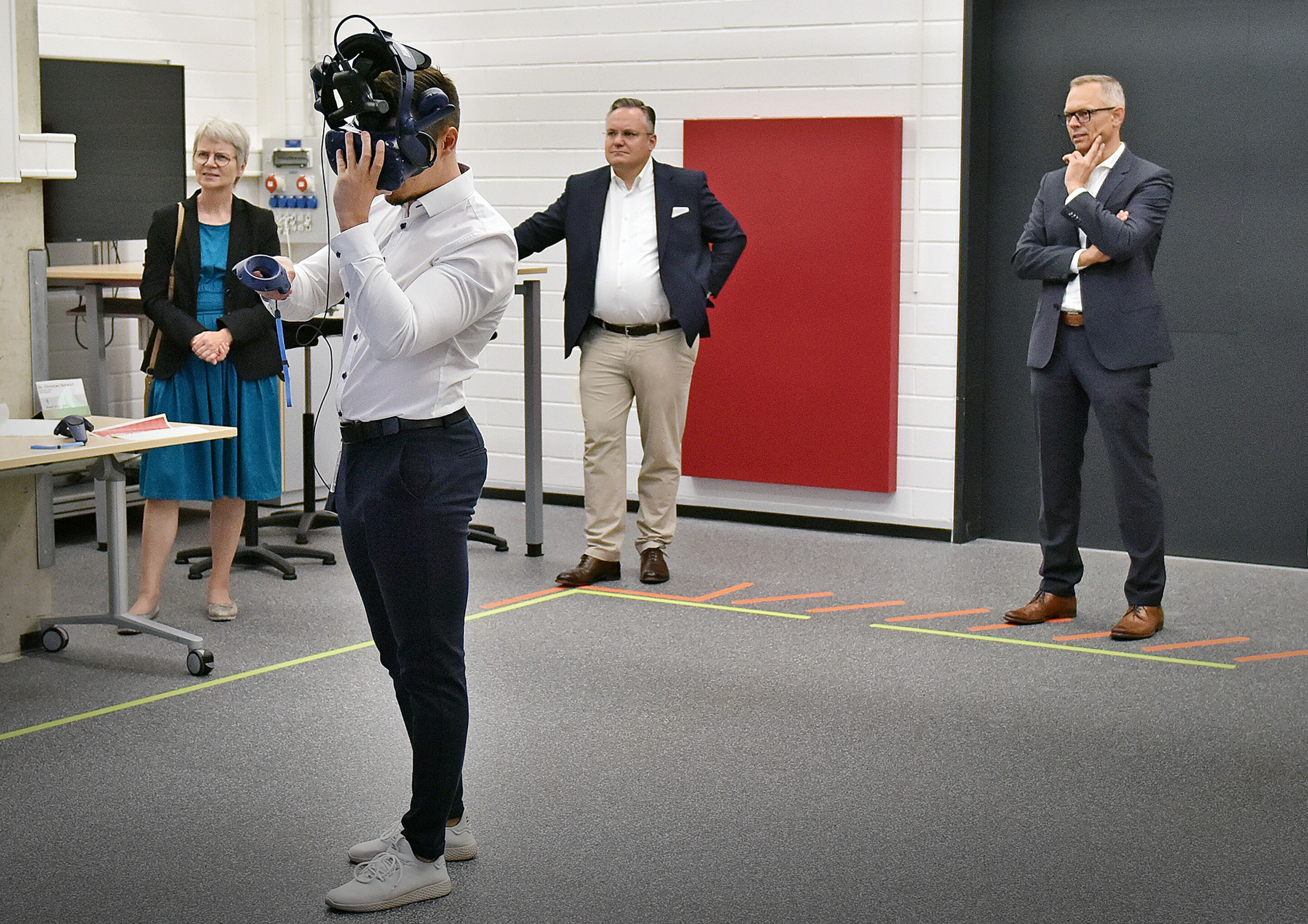 Ingolstädter Stadtspitze zu Gast bei Audi:  Dr. Christian Scharpf und Dr. Dorothea Deneke-Stoll erleben virtuelle Produktentwicklung - Im Bild v.l.n.r.: Dr. Dorothea Deneke-Stoll, Bürgermeisterin Stadt Ingolstadt; Maximilian Pfaller, Mitarbeiter Audi...