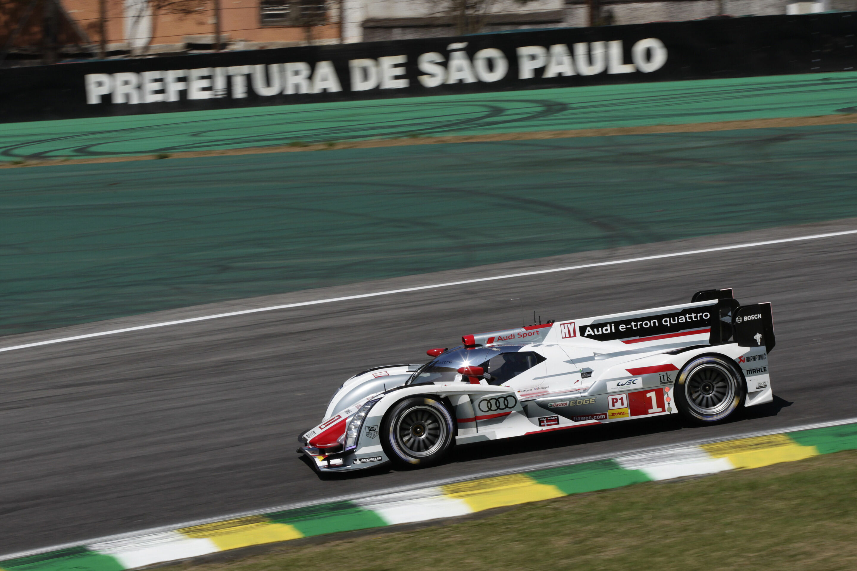 Audi im WEC-Qualifying zum dritten Mal vorn - Audi hat sich für den vierten Lauf zur FIA-Langstrecken-Weltmeisterschaft (WEC) eine ideale Ausgangsposition verschafft. Die beiden Audi R18 e-tron quattro des Audi Sport Team Joest qualifizierten sich mit...