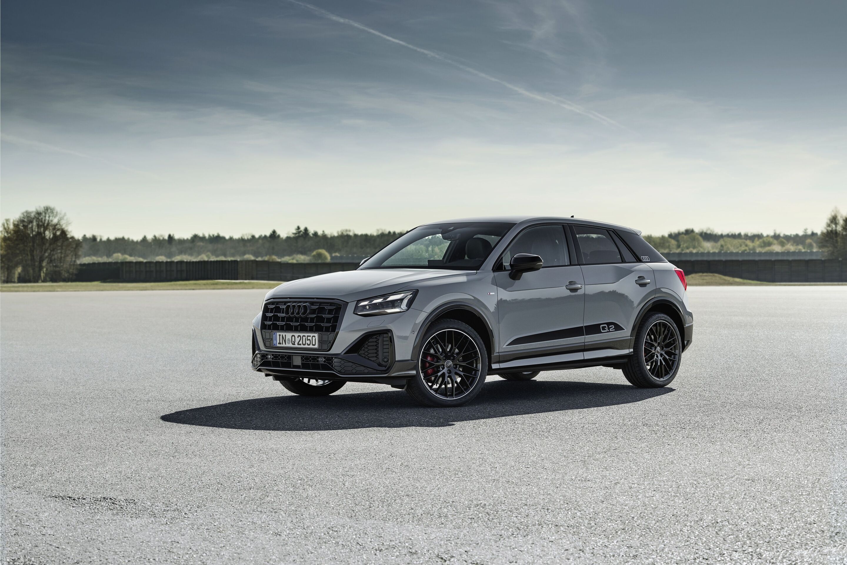 Audi Q2 (bis 2026) - Standaufnahme,
Farbe: Pfeilgrau