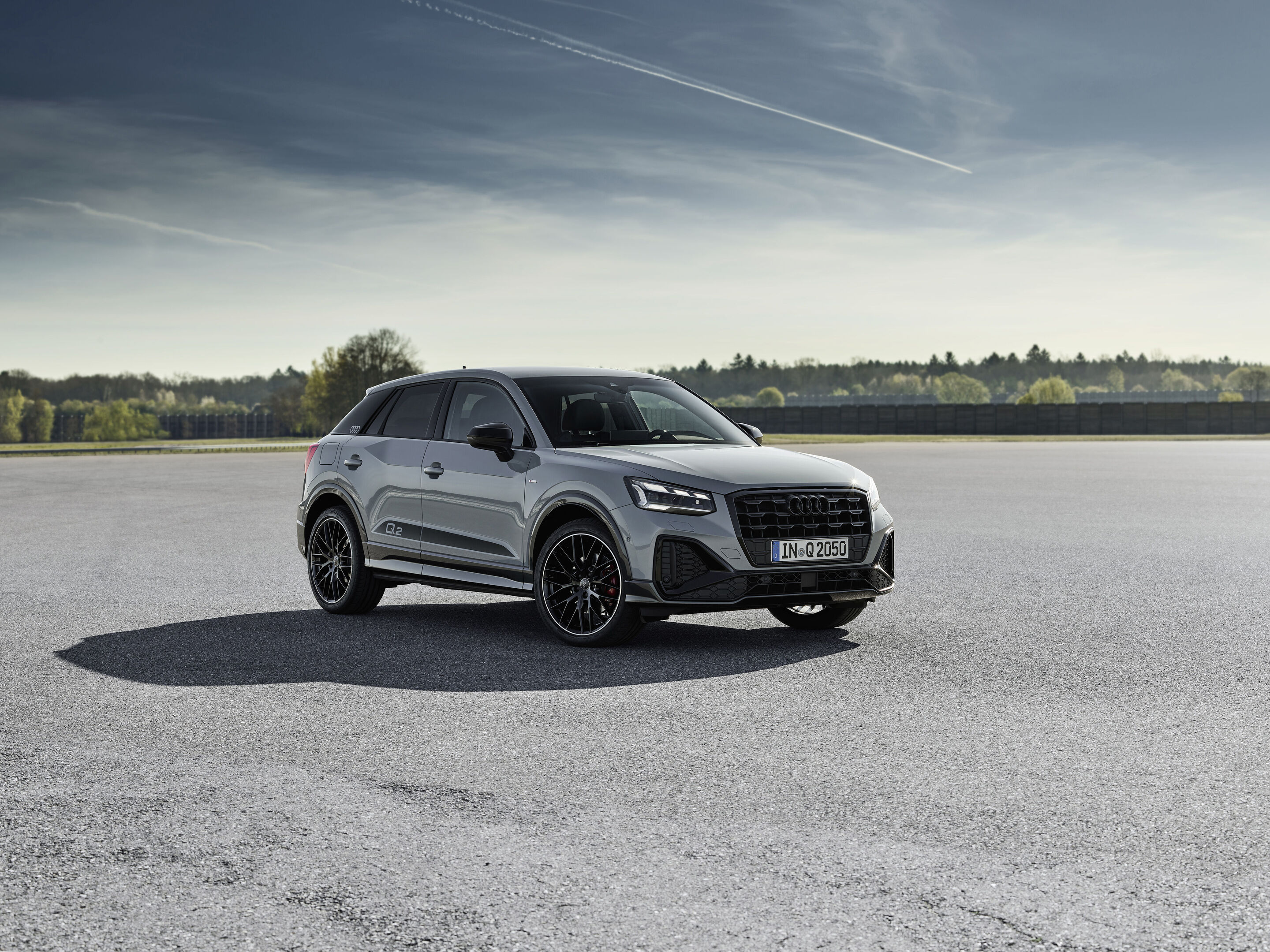 Audi Q2 (bis 2026) - Standaufnahme,
Farbe: Pfeilgrau