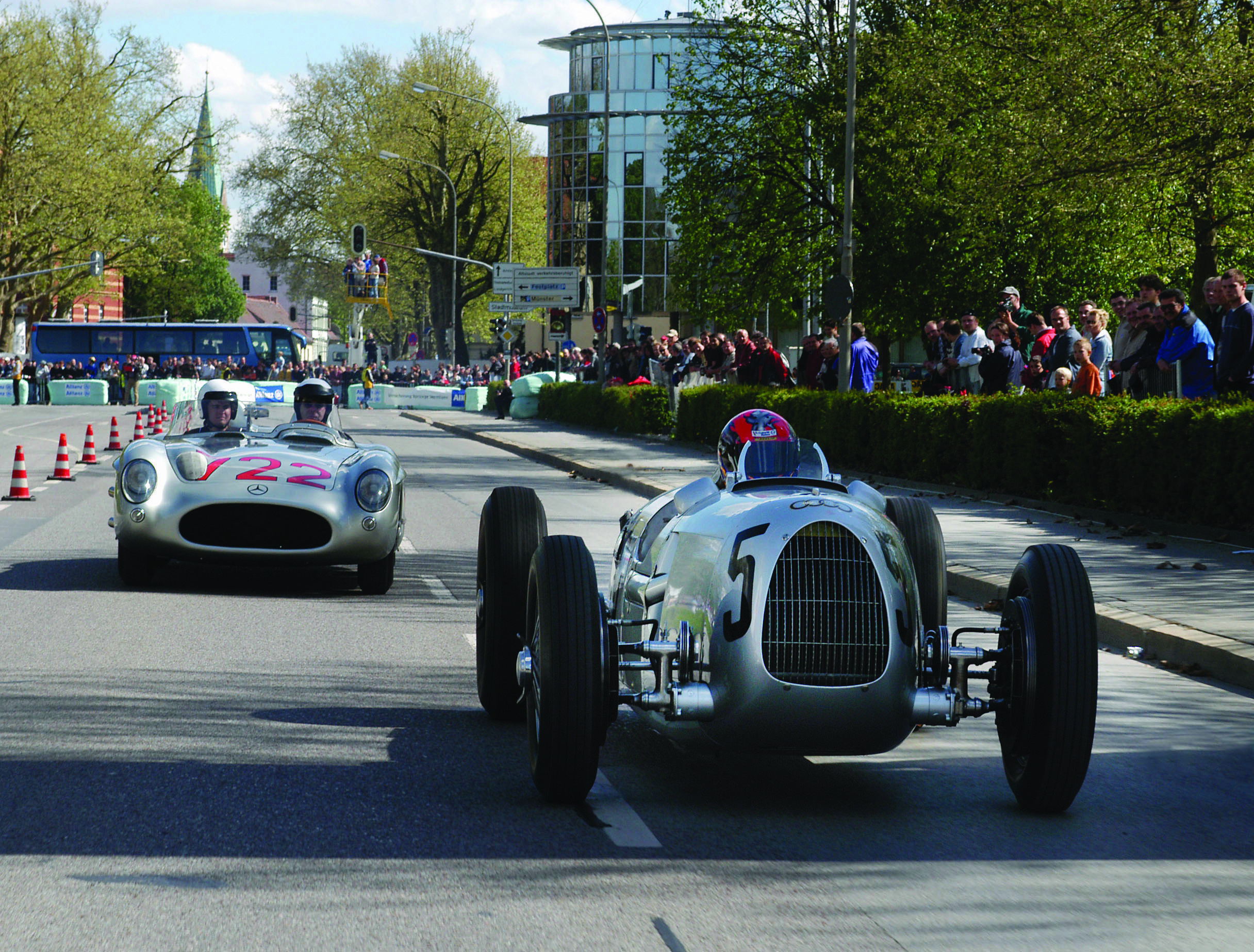 Attraktionen beim Donau Ring 2003 in Ingolstadt: Außer dem legendären Auto Union Rennwagen Typ C von 1936 (rechts) fuhr auch der Mille Miglia Siegerwagen von 1955, ein Mercedes 300 SLR (links), auf dem 1,6 Kilometer langen Altstadtkurs. Auf Einladung von Audi Tradition nahm Daimler-Chrysler Classic erstmals beim Donau Ring teil