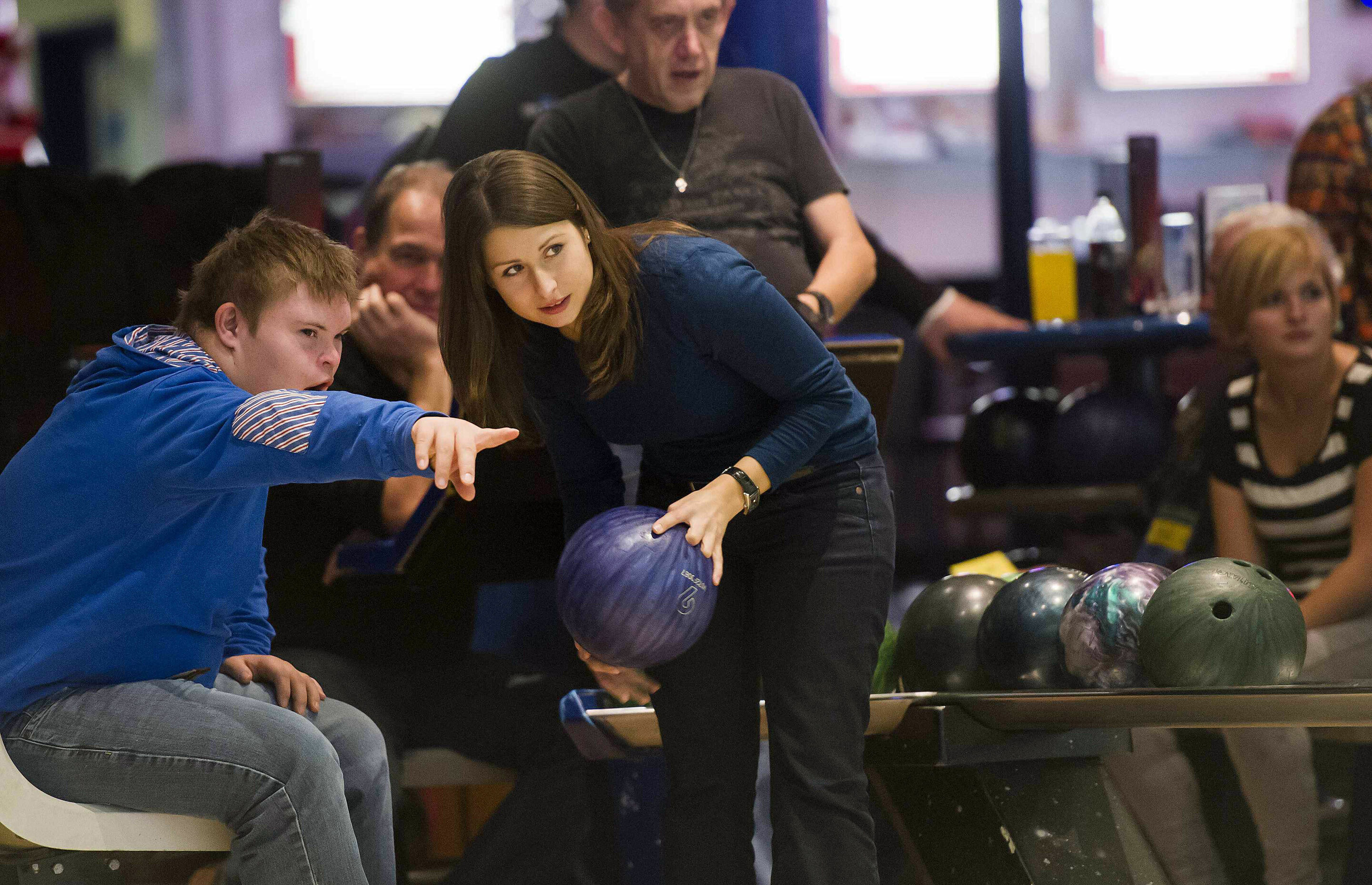 AdventsZeit schenken mit Audi Ehrensache - Audi-Mitarbeiter beim gemeinsamen Bowling mit Jugendlichen und Erwachsenen aus dem Caritas Zentrum St. Vinzenz.