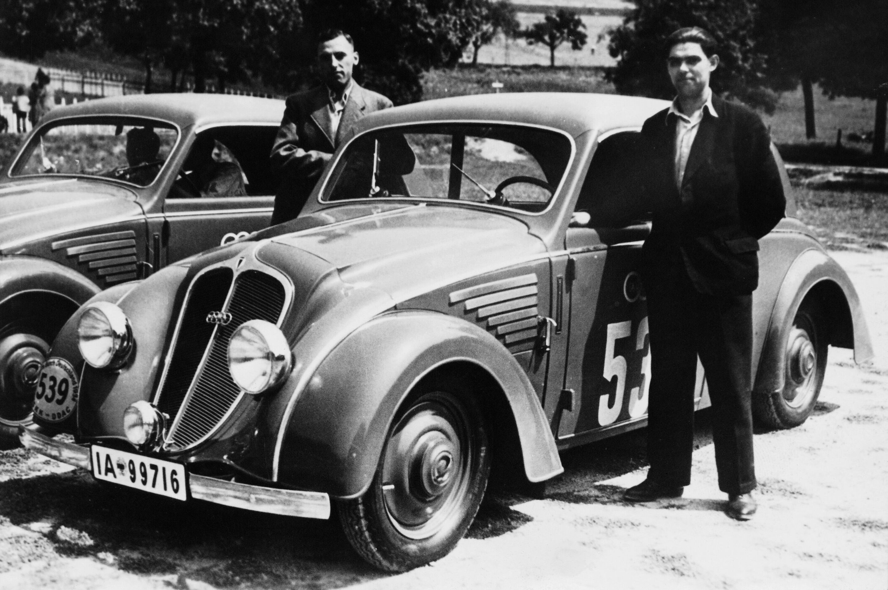DKW Schwebeklasse Linousine 1000 ccm, Vierzylinder-Zweitaktmotor in V-Form mit 2 Ladepumpen, Heckantrieb 30 PS.