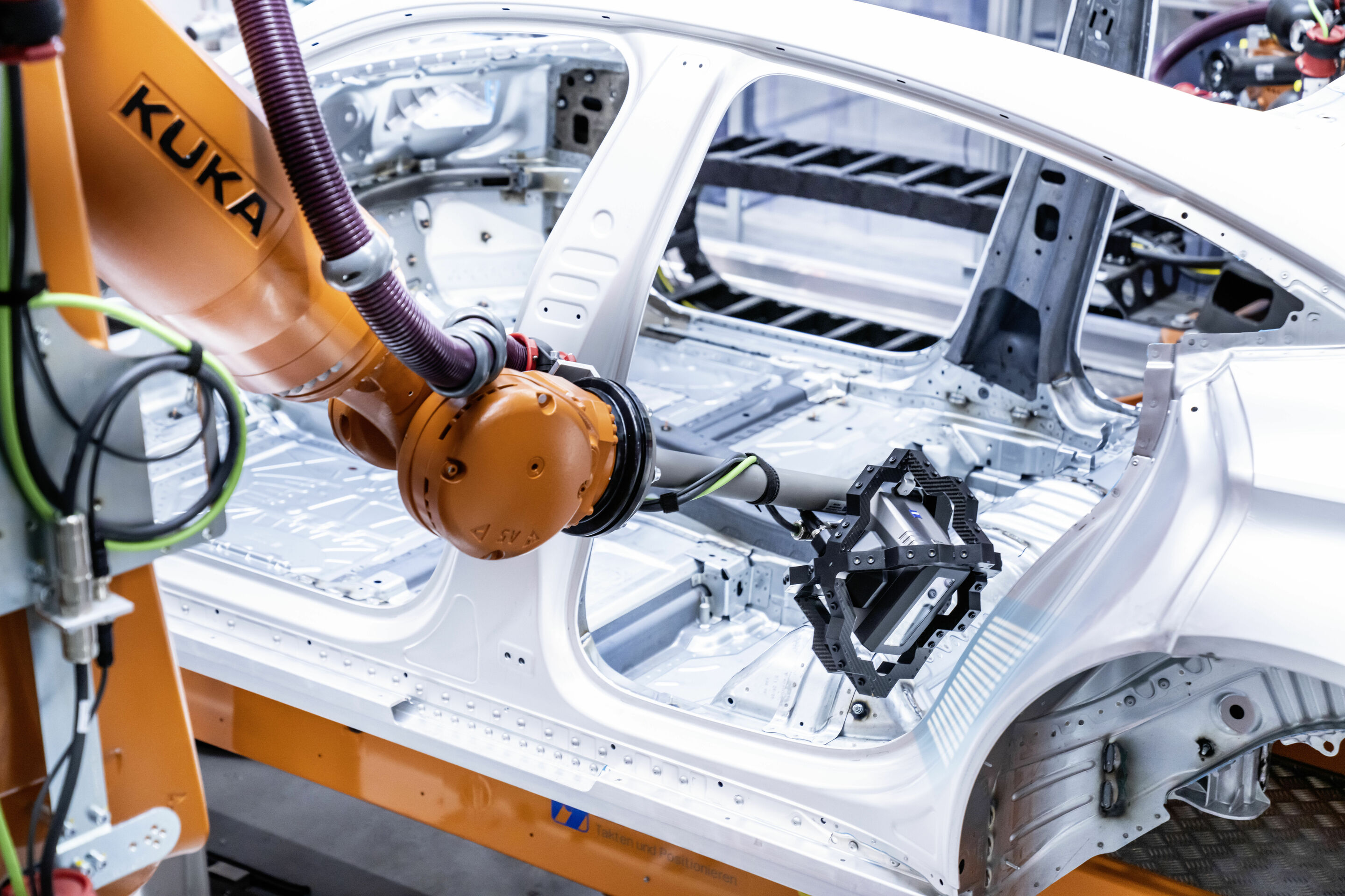 High-tech meets craftsmanship - The body shop of the Audi e-tron GT at Böllinger Höfe: The technology of the correlation-free inline measuring works with the highest level of precision.