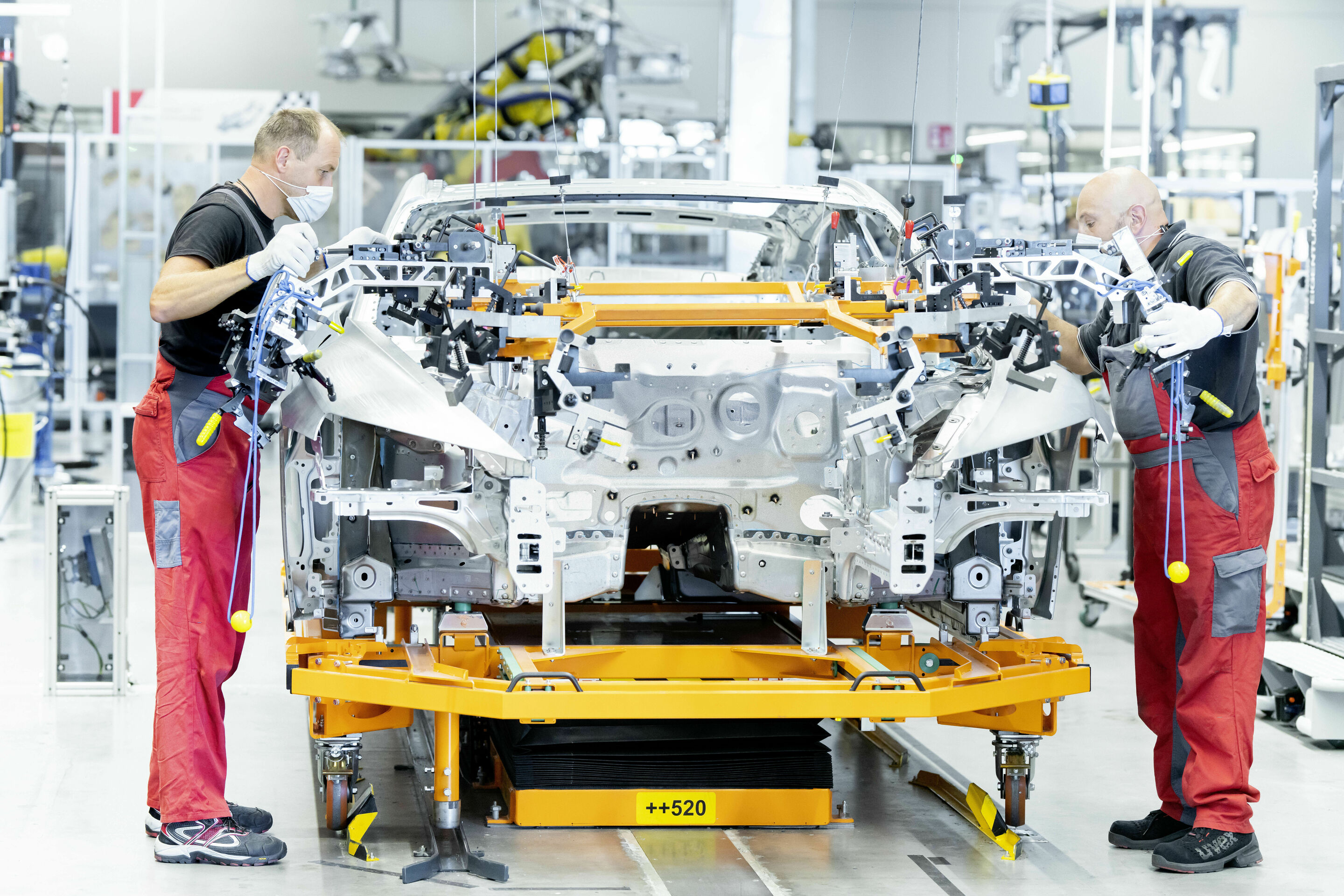 Hightech trifft Handwerkskunst - Karosseriebau des Audi e-tron GT in den Böllinger Höfen.