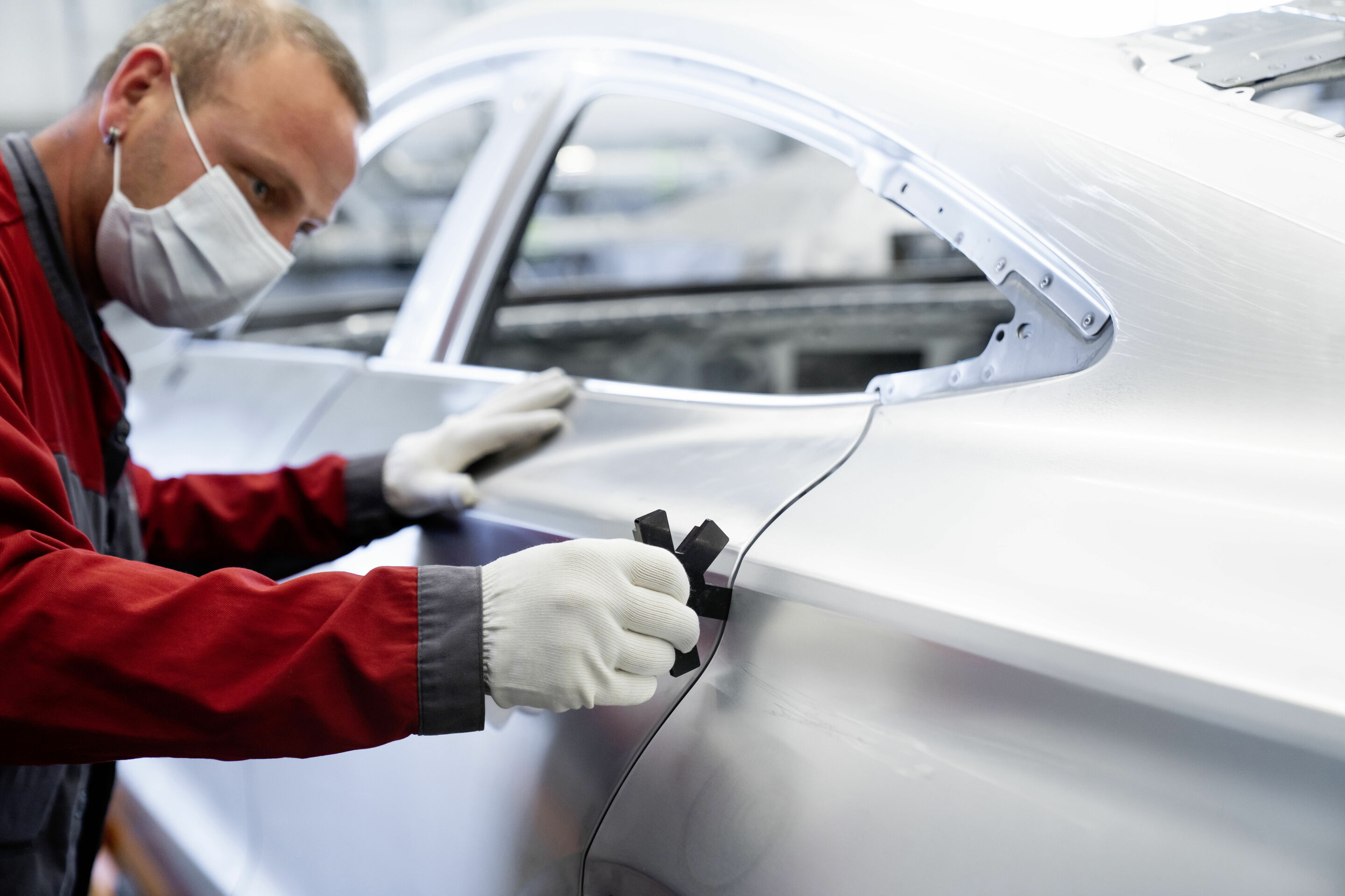 High-tech meets craftsmanship - The body shop of the Audi e-tron GT at Böllinger Höfe: The production includes a lot of work done by hand.