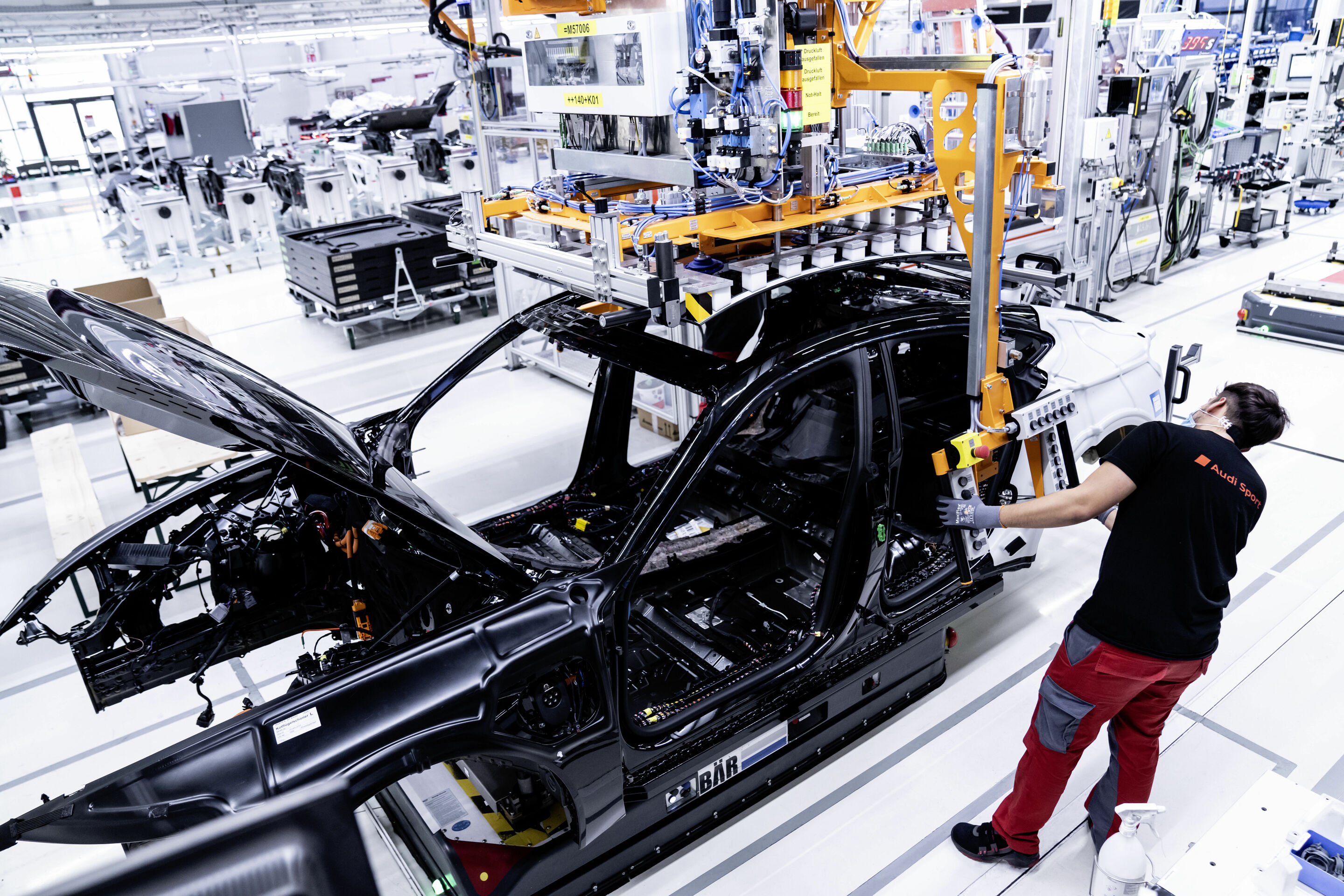 Hightech trifft Handwerkskunst - Montage des Audi e-tron GT in den Böllinger Höfen: Hier erhält der e-tron GT sein optionales Carbondach.