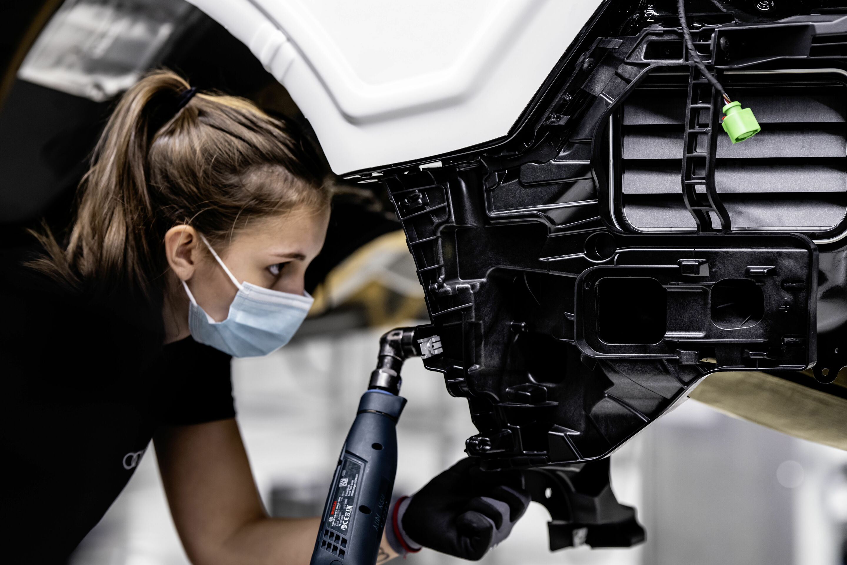 Hightech trifft Handwerkskunst - Montage des Audi e-tron GT in den Böllinger Höfen.
