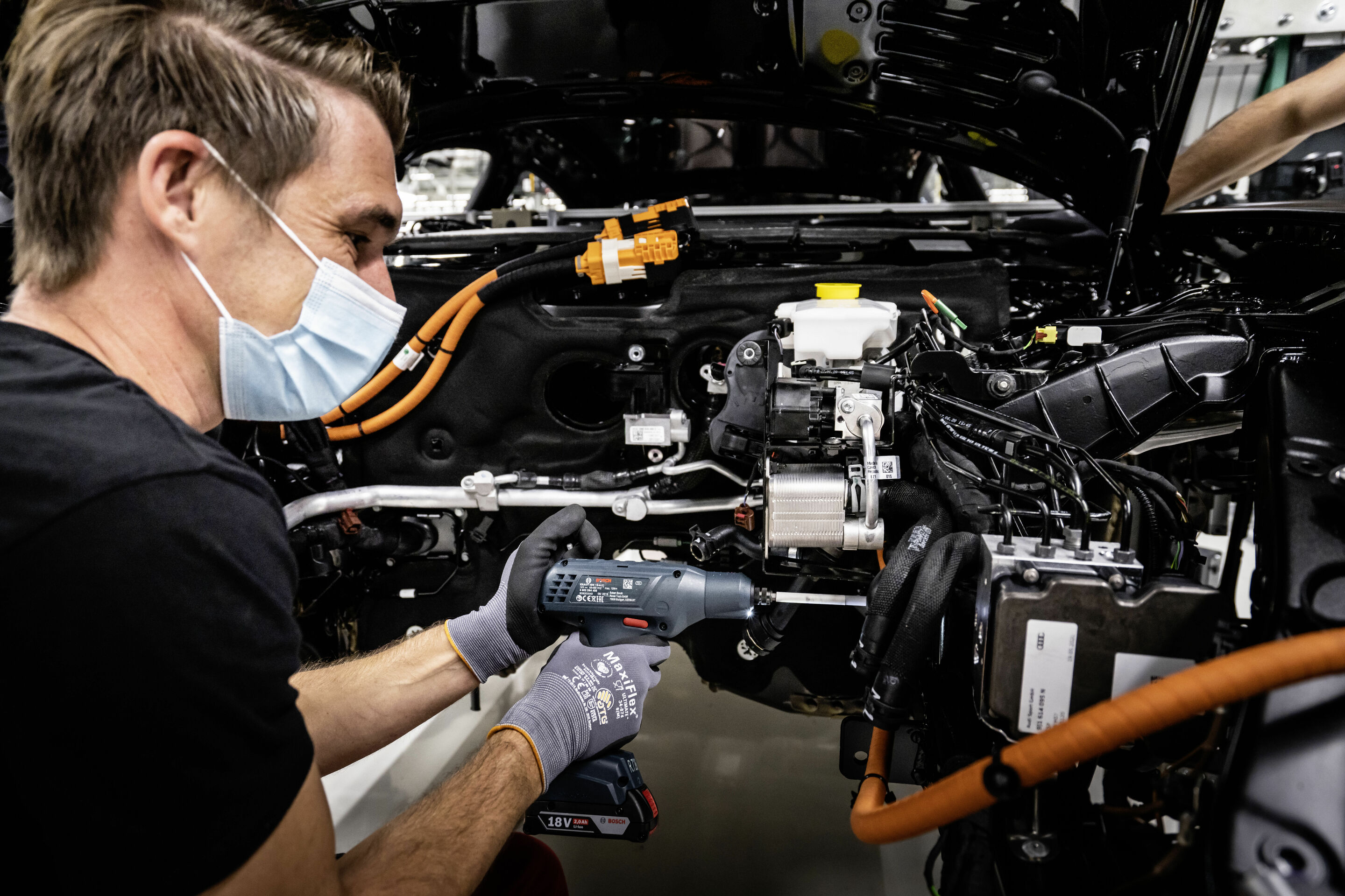 Hightech trifft Handwerkskunst - Montage des Audi e-tron GT in den Böllinger Höfen.