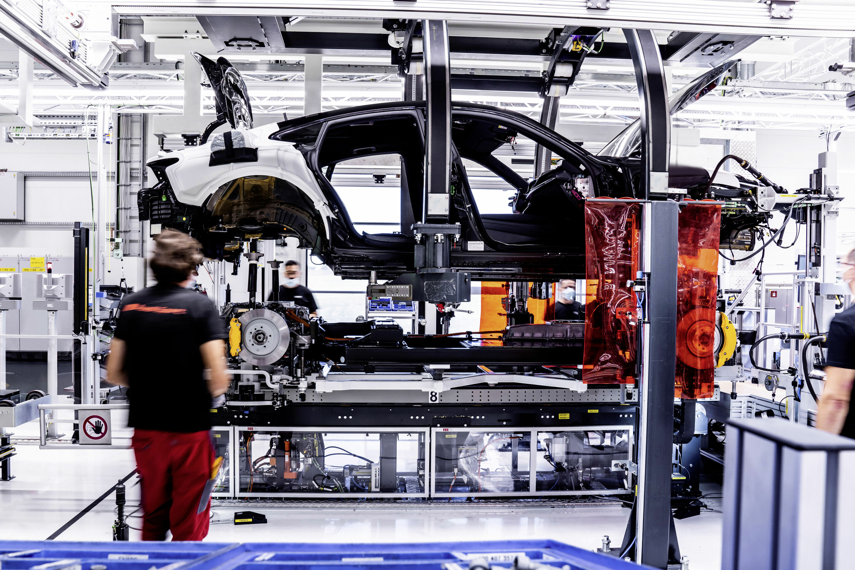 High-tech meets craftsmanship - The assembly facility of the Audi e-tron GT at Böllinger Höfe: During the marriage, employees fasten the battery and the drive components to the body with screws at 74 points.