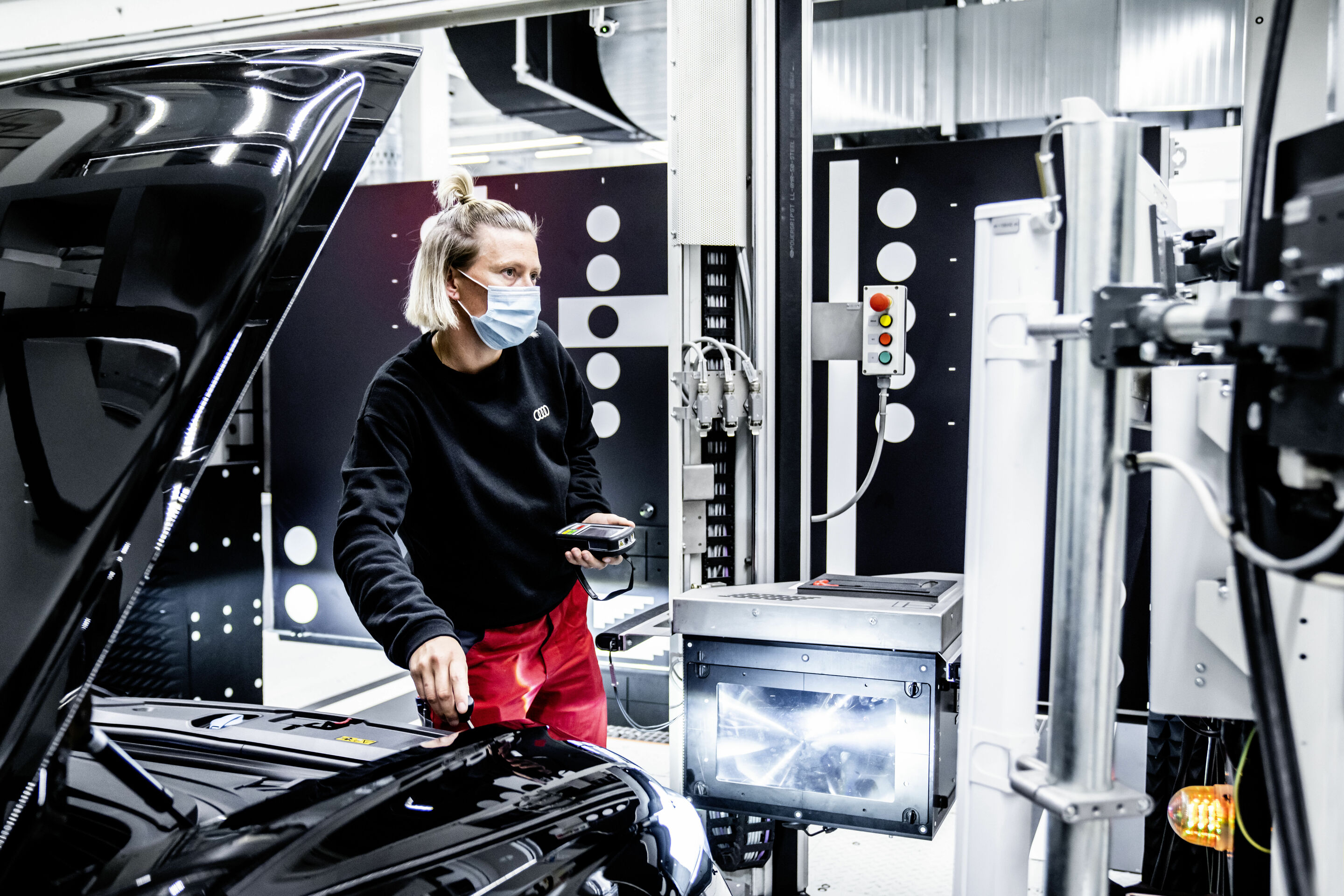 Hightech trifft Handwerkskunst - Der Audi e-tron GT im Prüfzentrum in den Böllinger Höfen.