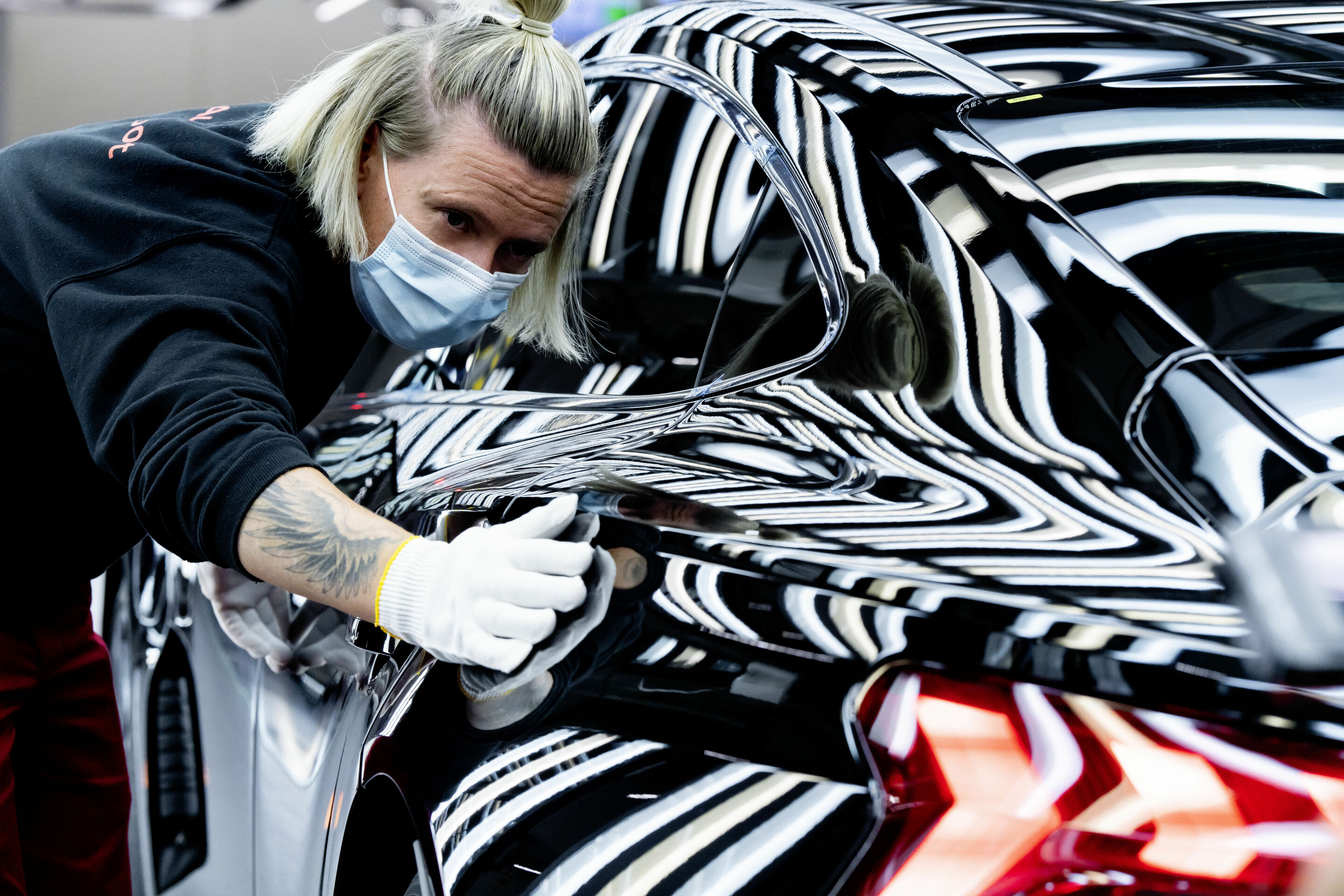 High-tech meets craftsmanship - The Audi e-tron GT in the finishing area at Böllinger Höfe.