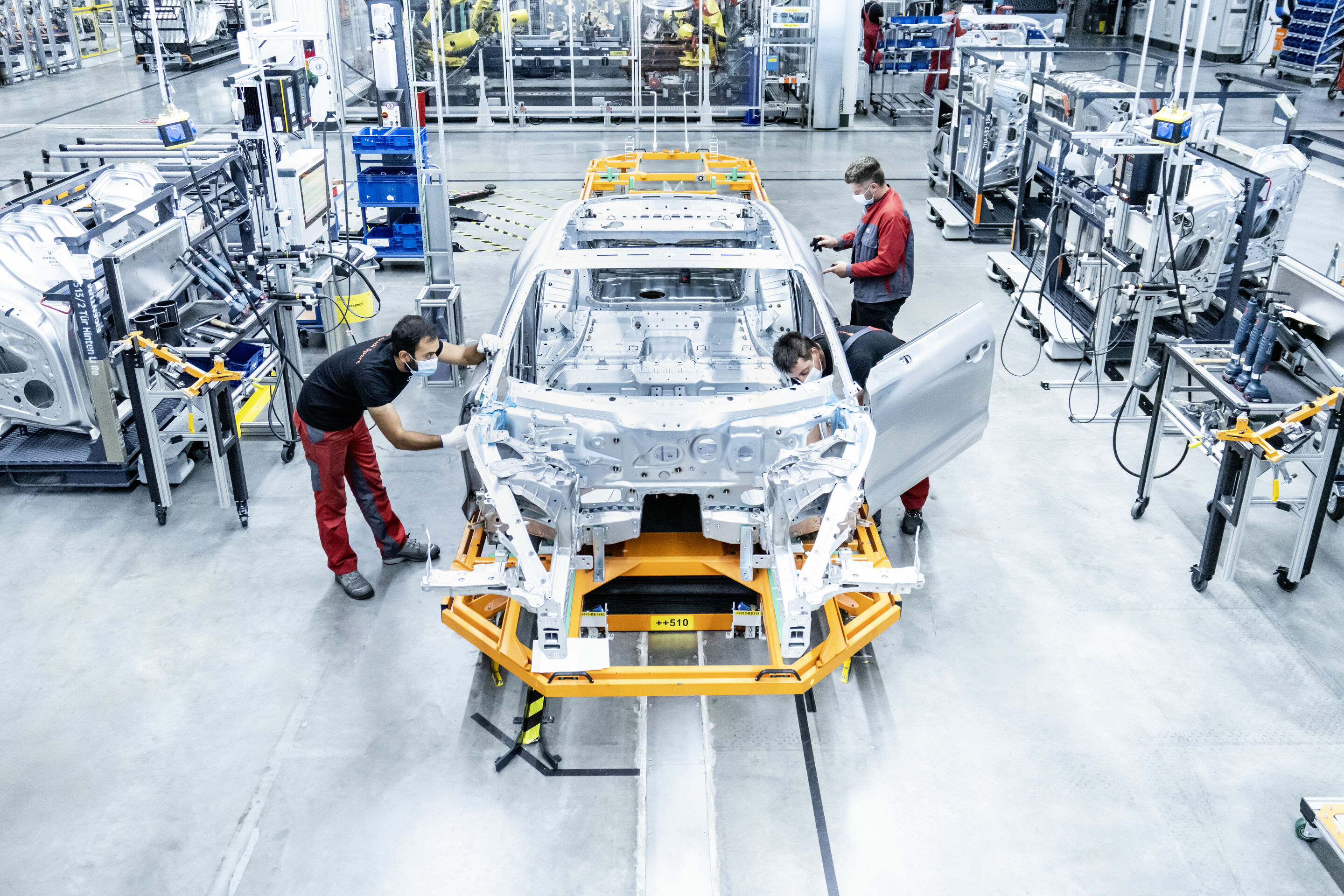 Hightech trifft Handwerkskunst - Karosseriebau des Audi e-tron GT in den Böllinger Höfen.