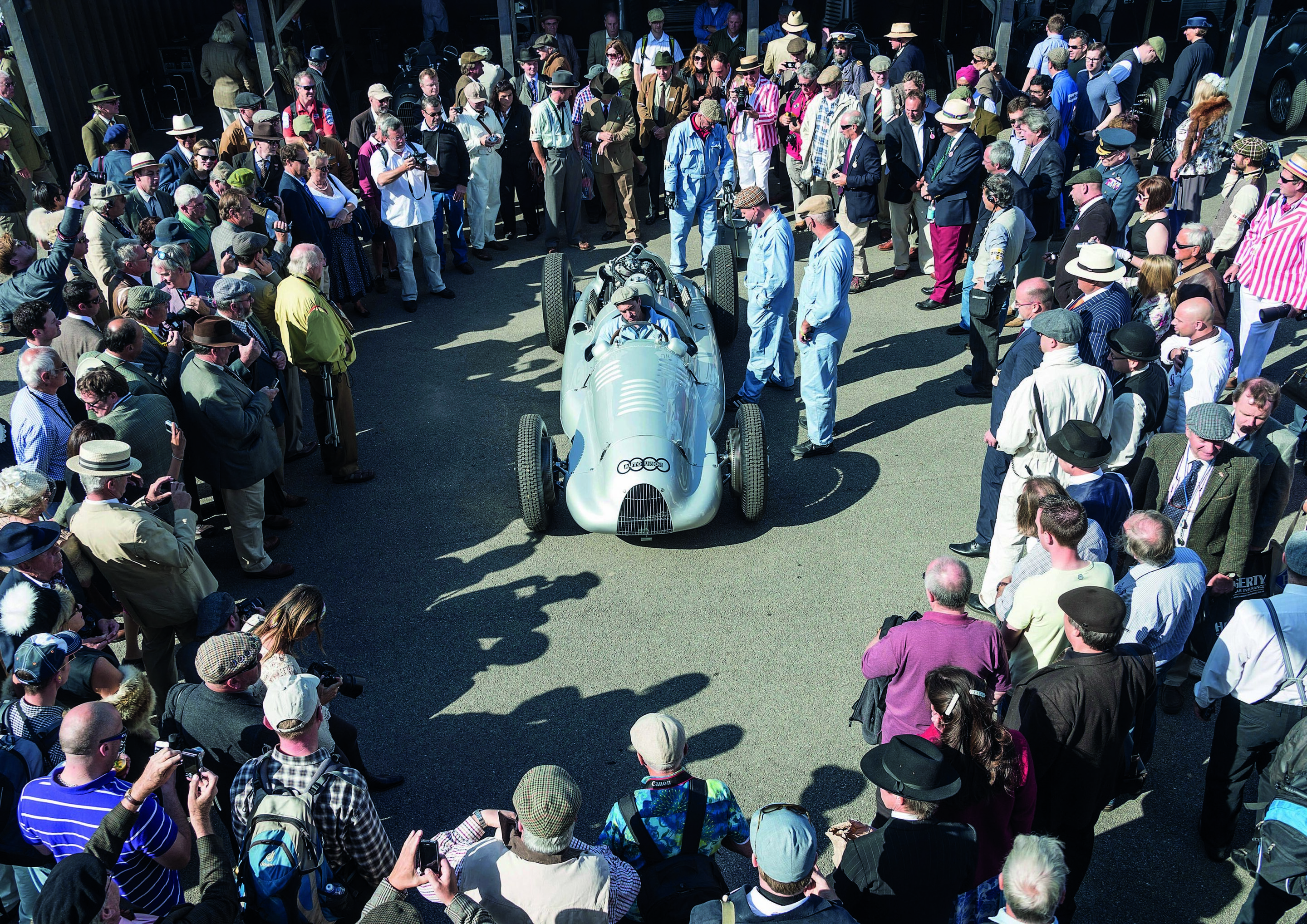 Audi Tradition beim Goodwood Revival - Immer ein großer Moment: Das Abstarten des Rennwagens zieht die Massen an.