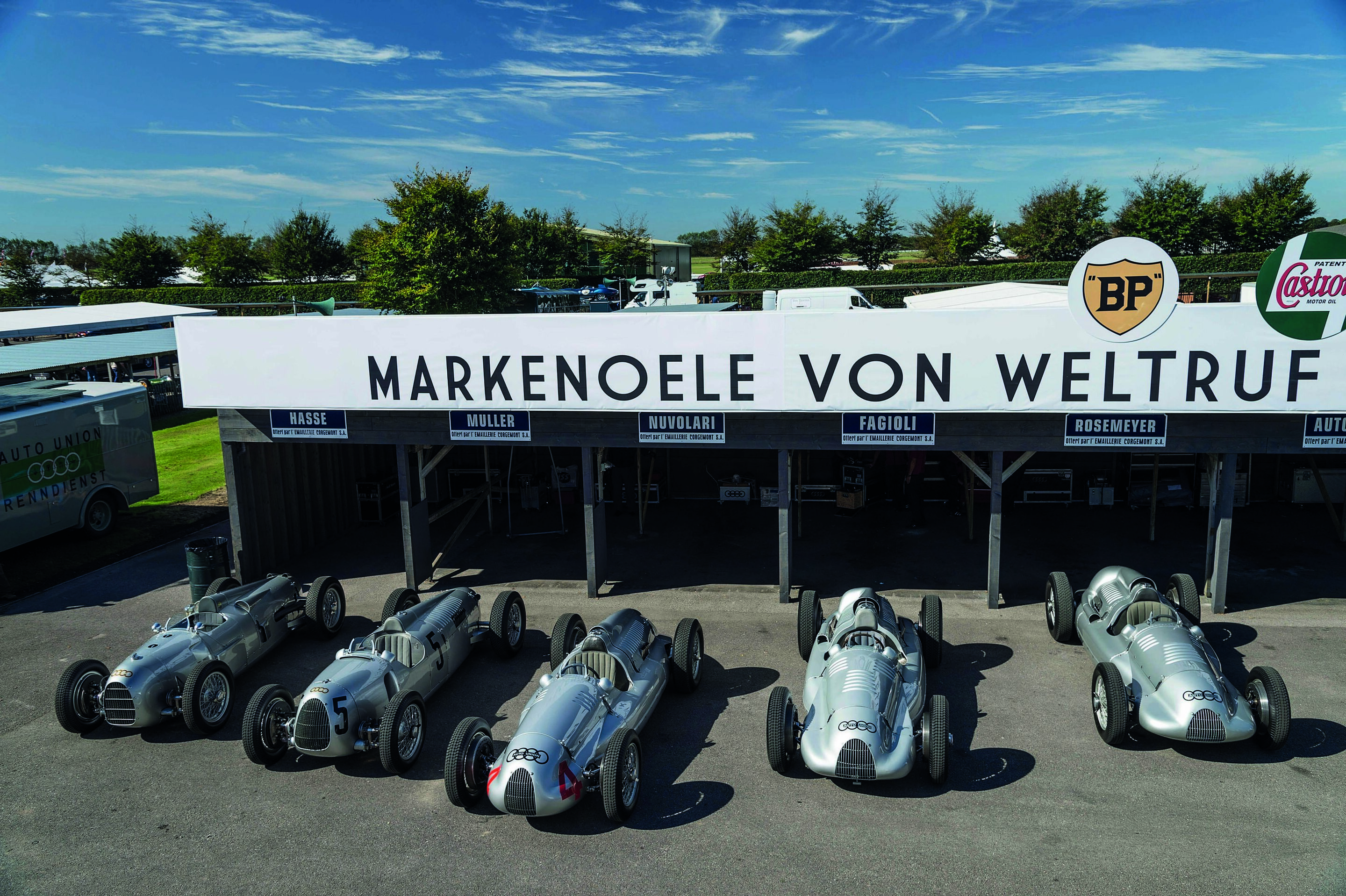 Audi Tradition beim Goodwood Revival - Die Armada von Auto Union Silberpfeilen, mit denen Audi Tradition beim Goodwood Revival seine Referenz abgab. Von Links: Auto Union Typ A (1934), Auto Union Typ C (1936), Auto Union Typ D (1938) und die beiden Auto...