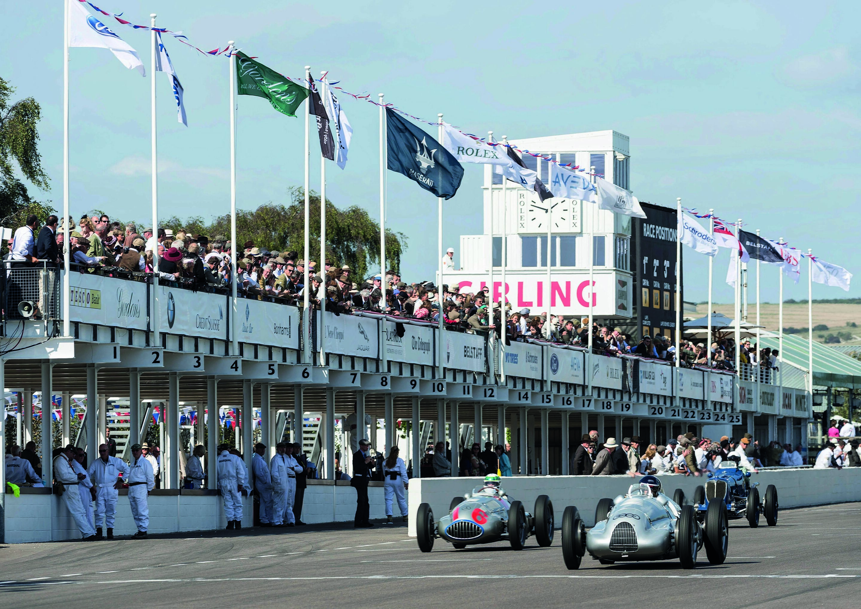 Audi Tradition beim Goodwood Revival - Vorbei an Start und Ziel beim Goodwood Revival, in Front der Auto Union Typ D Doppelkompressor.