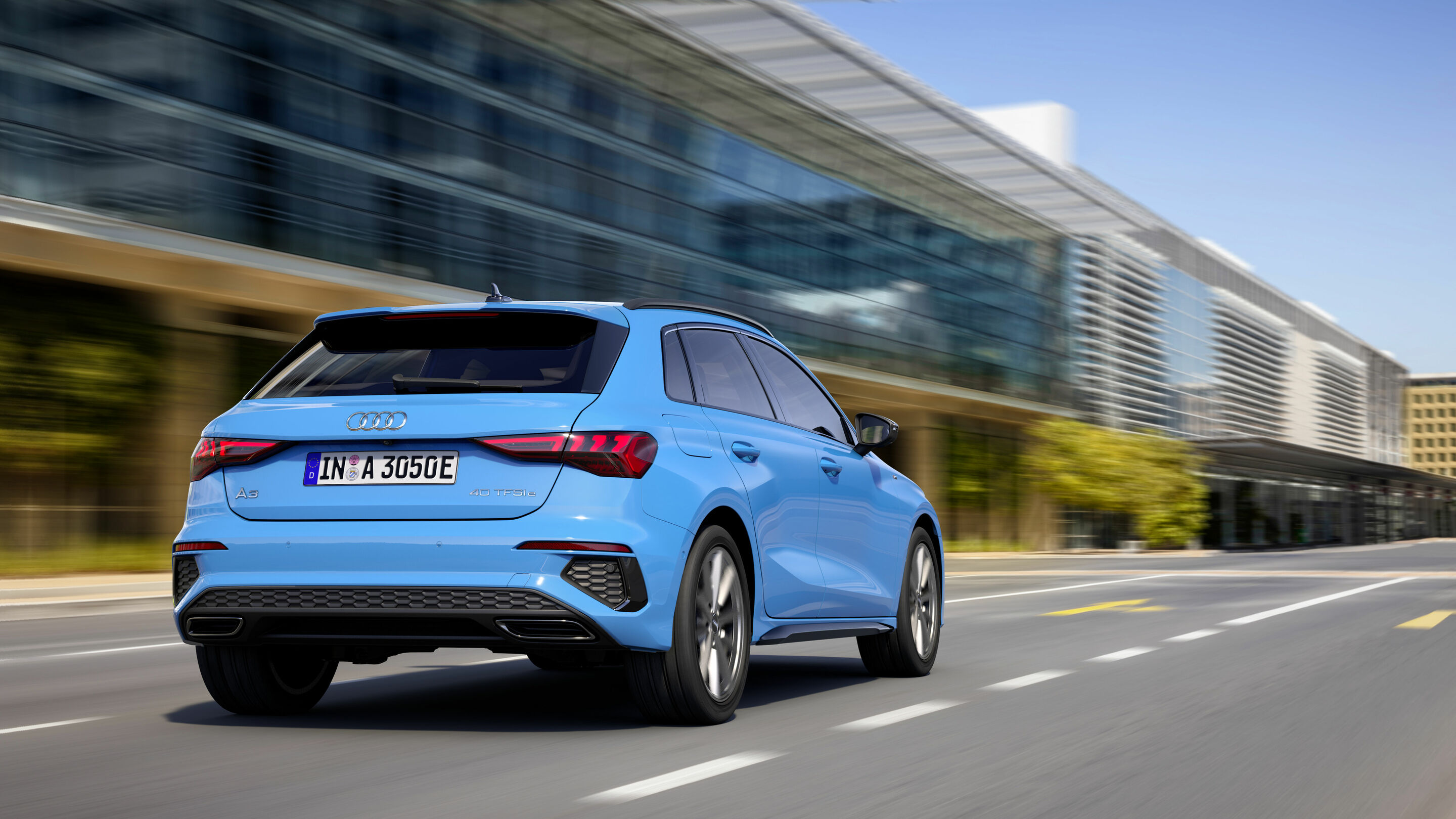 Audi A3 Sportback 40 TFSI e - Fahraufnahme,
Farbe: Turboblau