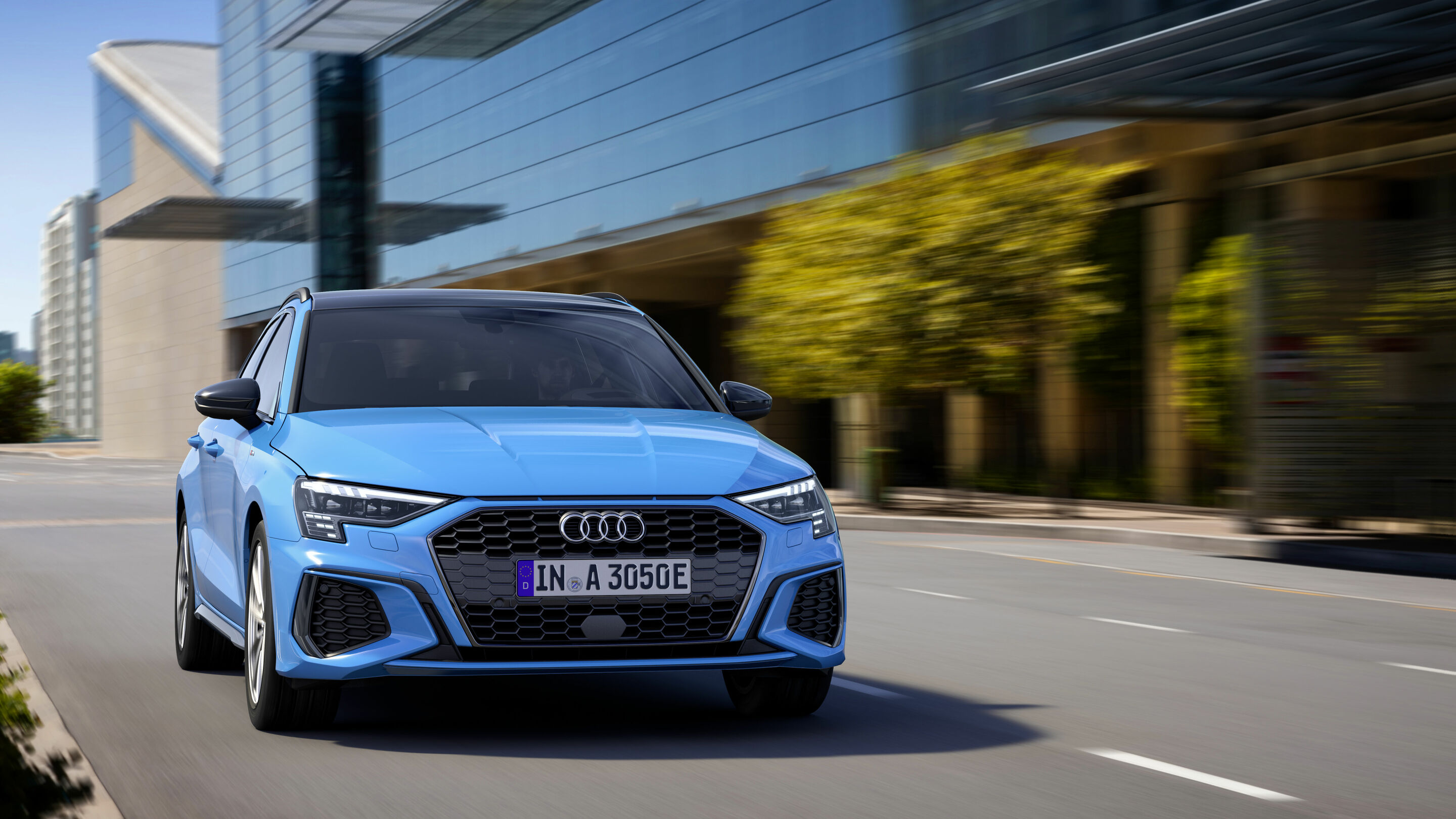 Audi A3 Sportback 40 TFSI e - Fahraufnahme,
Farbe: Turboblau