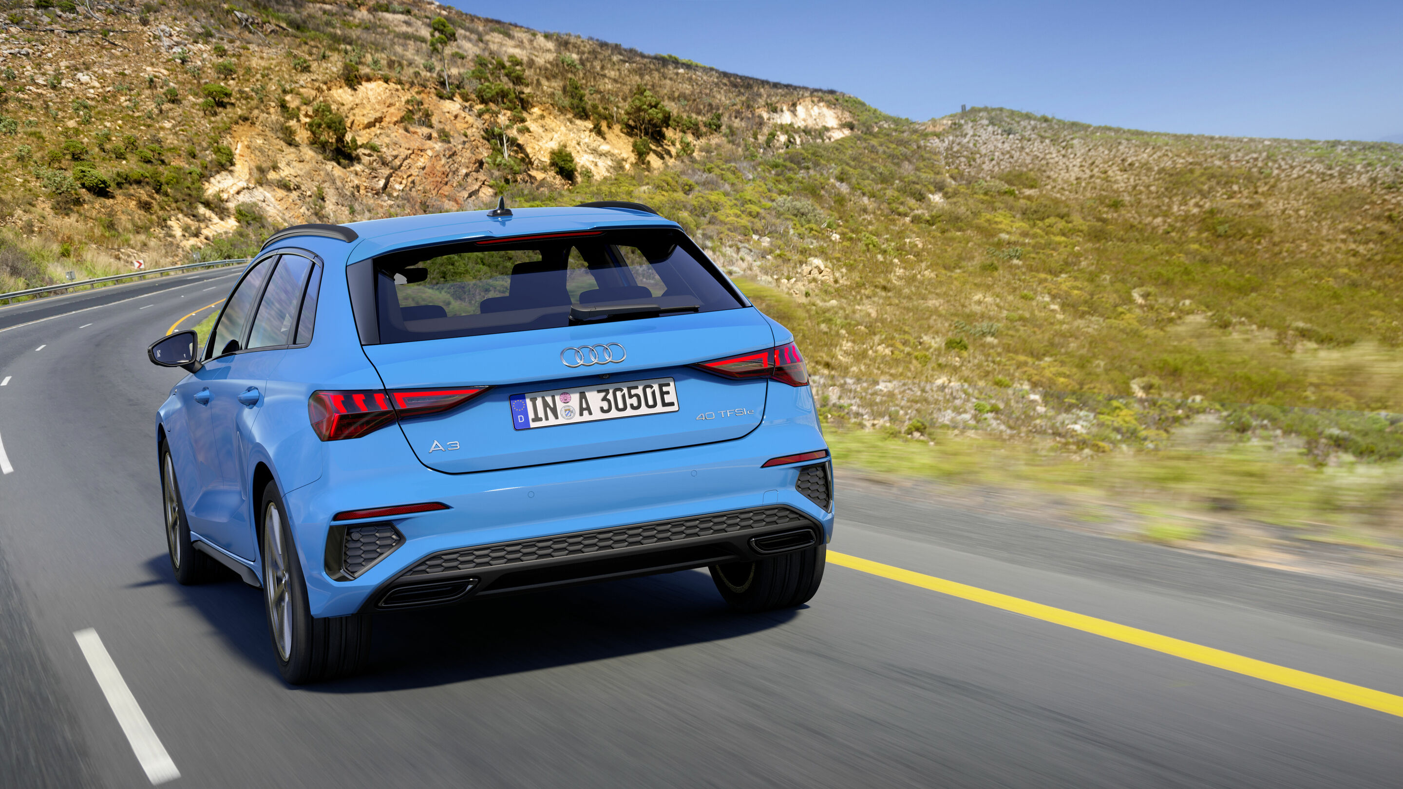 Audi A3 Sportback 40 TFSI e - Fahraufnahme,
Farbe: Turboblau