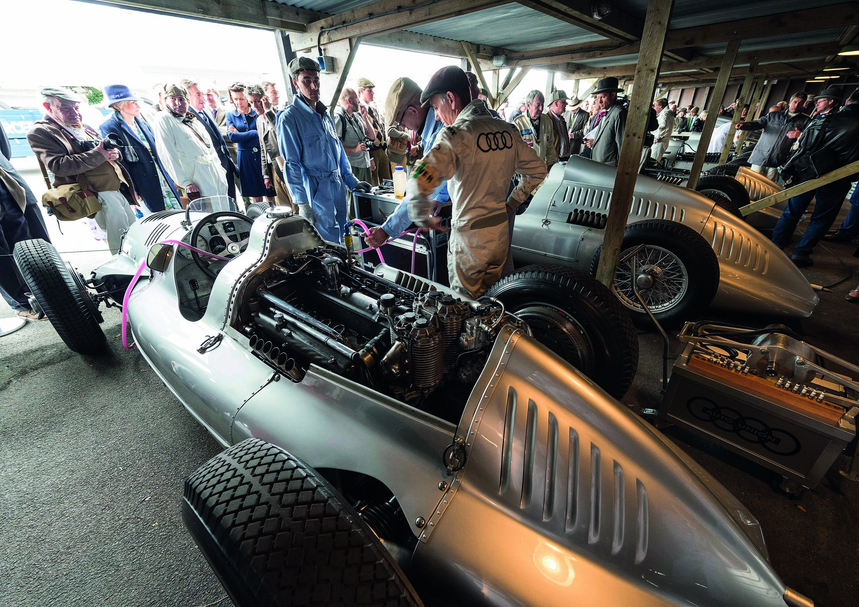 Audi Tradition beim Goodwood Revival - Vorbereitungen vor dem großen Moment: Neben dem Öl muss auch Wasser vorgeheizt werden.