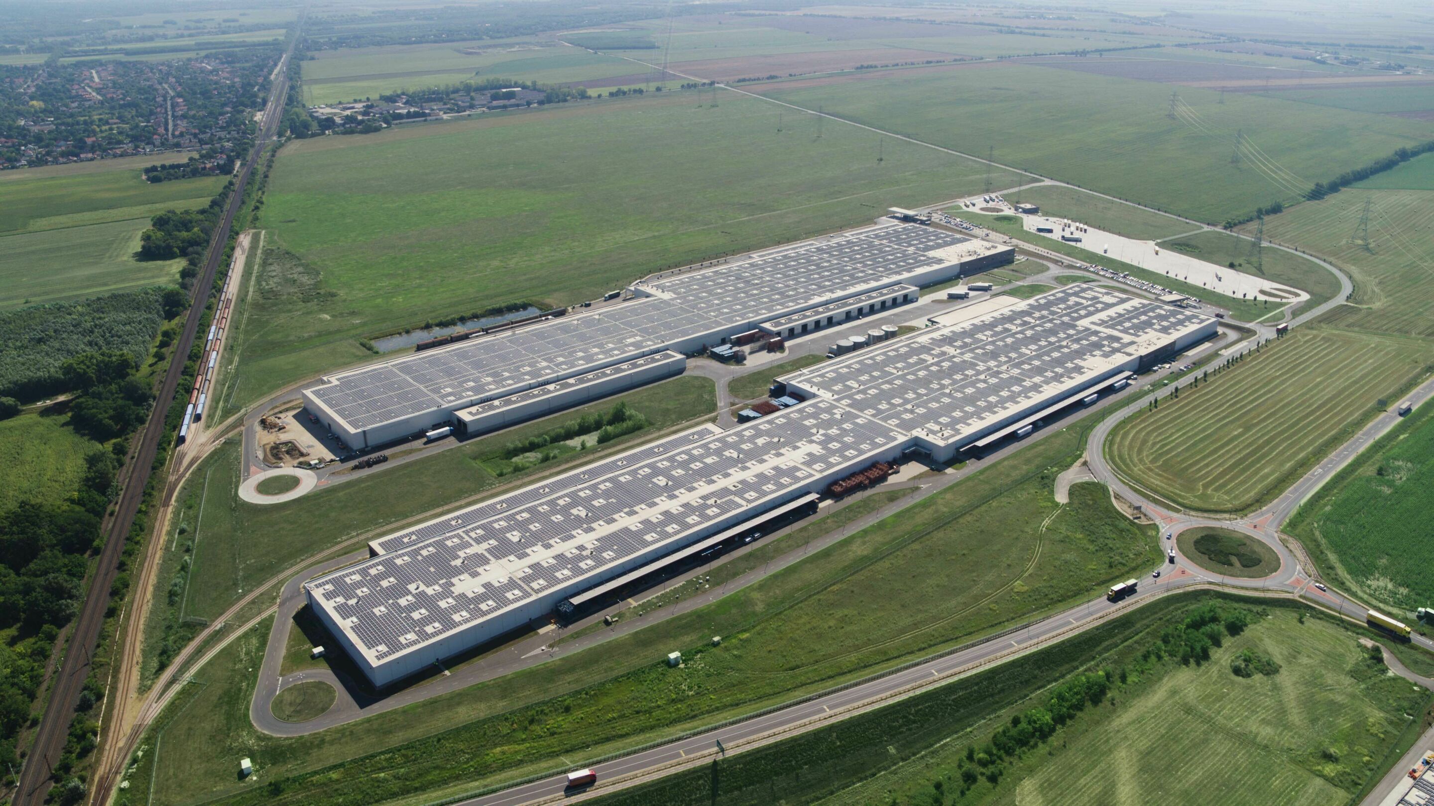 Audi Hungaria: Photovoltaic system on the roofs of the two logistics halls - Audi Hungaria: Photovoltaic system on the roofs of the two logistics halls