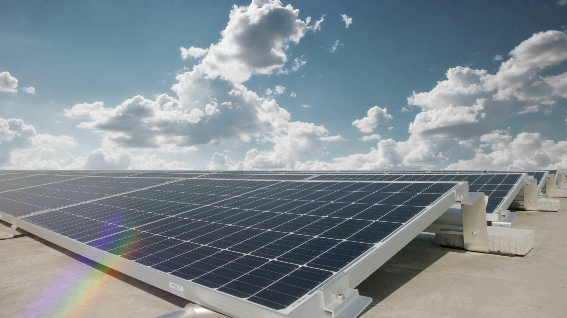 Audi Hungaria: Photovoltaik-Anlage auf den Dächern der beiden Logistik-Hallen - Auf den Dächern der beiden Logistikzentren von Audi Hungaria installierte das Unternehmen gemeinsam mit E.ON Hungaria einen Sonnenenergiepark auf rund 160.000 Quadratmetern...