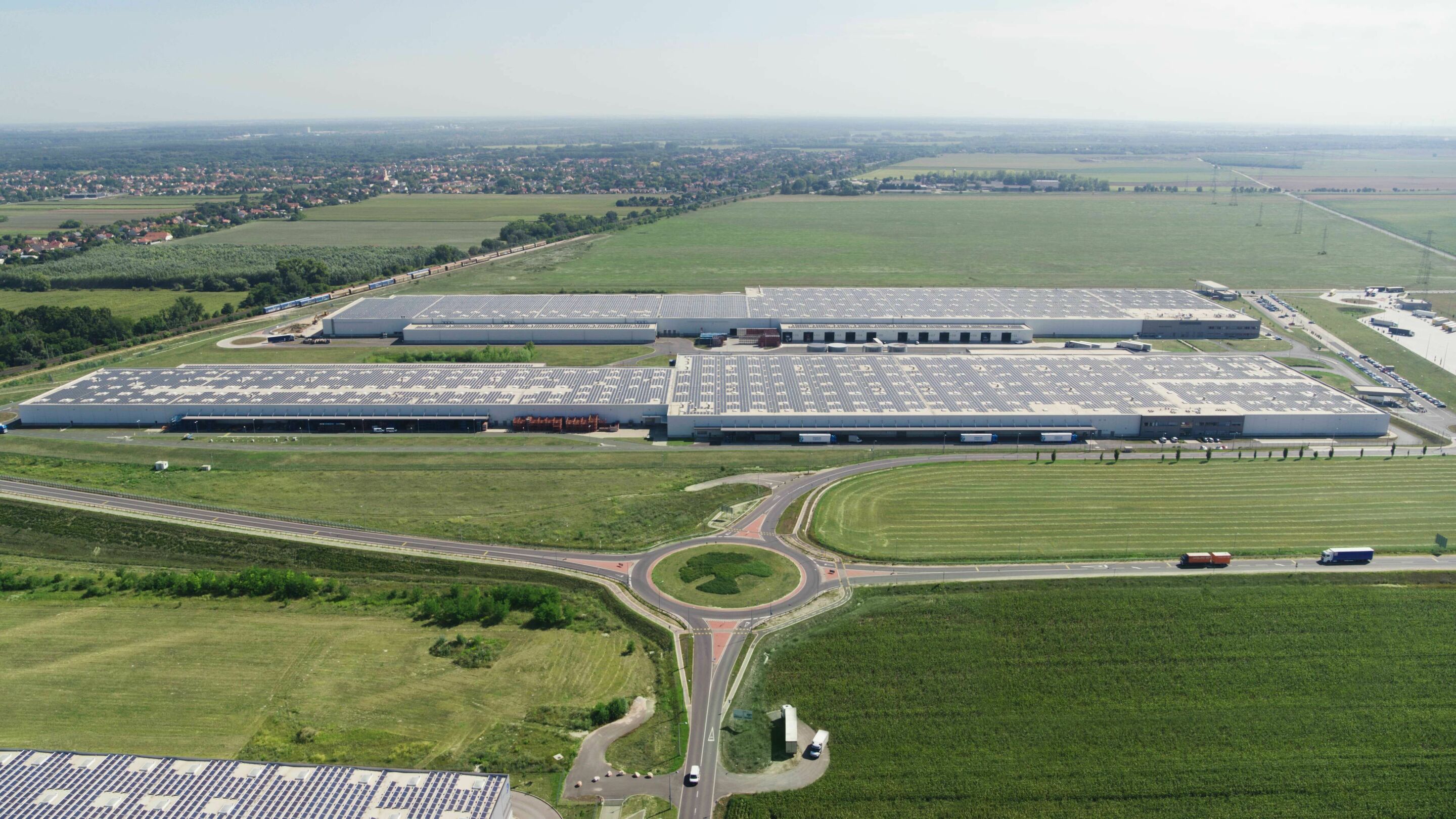 Audi Hungaria: Photovoltaik-Anlage auf den Dächern der beiden Logistik-Hallen - Audi Hungaria: Photovoltaik-Anlage auf den Dächern der beiden Logistik-Hallen