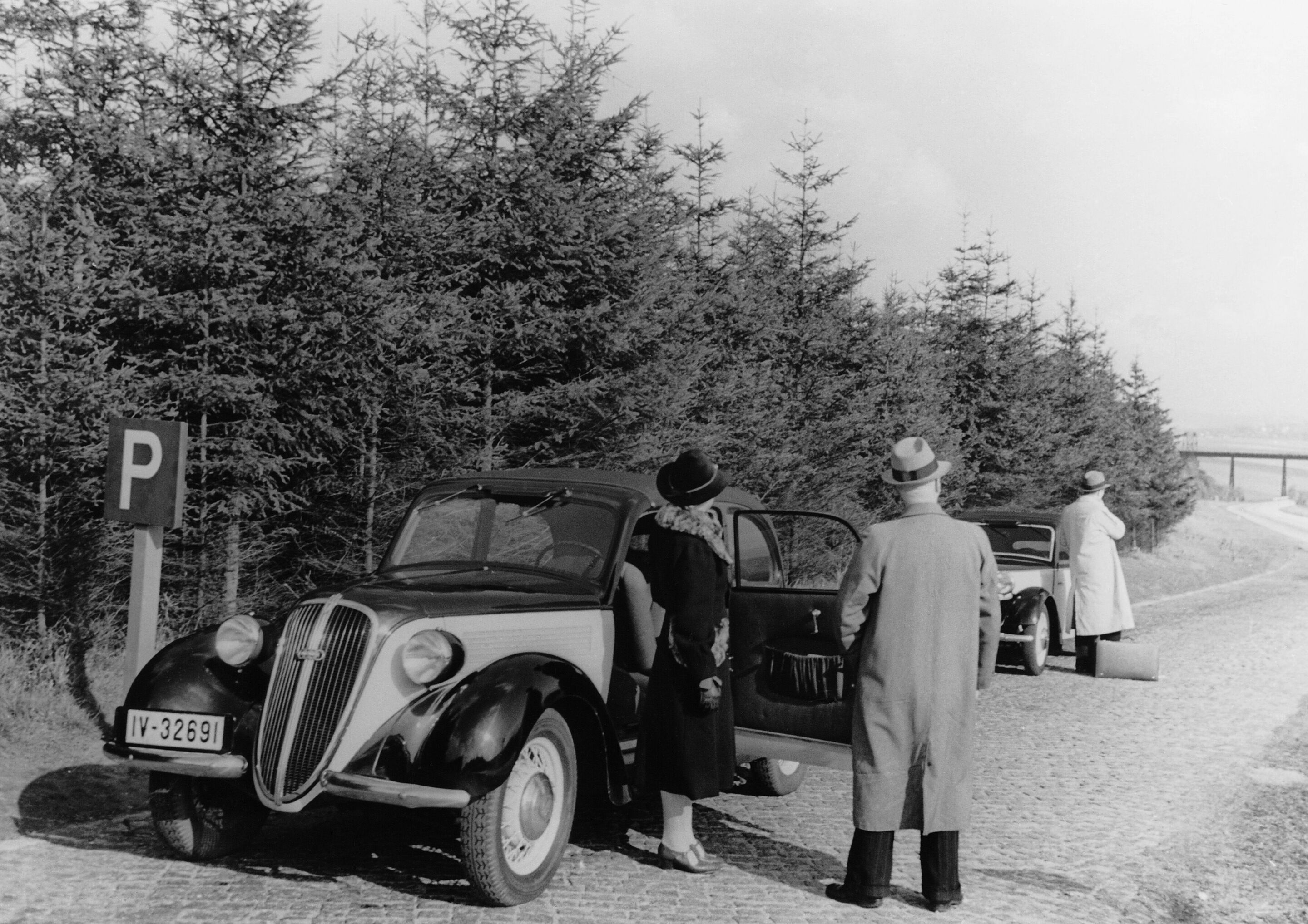 DKW "Sonderklasse" convertible saloon, 1054 cc, four-cylinder, two-stroke V-engine with two charge pumps, rear-wheel drive, 32 hp.