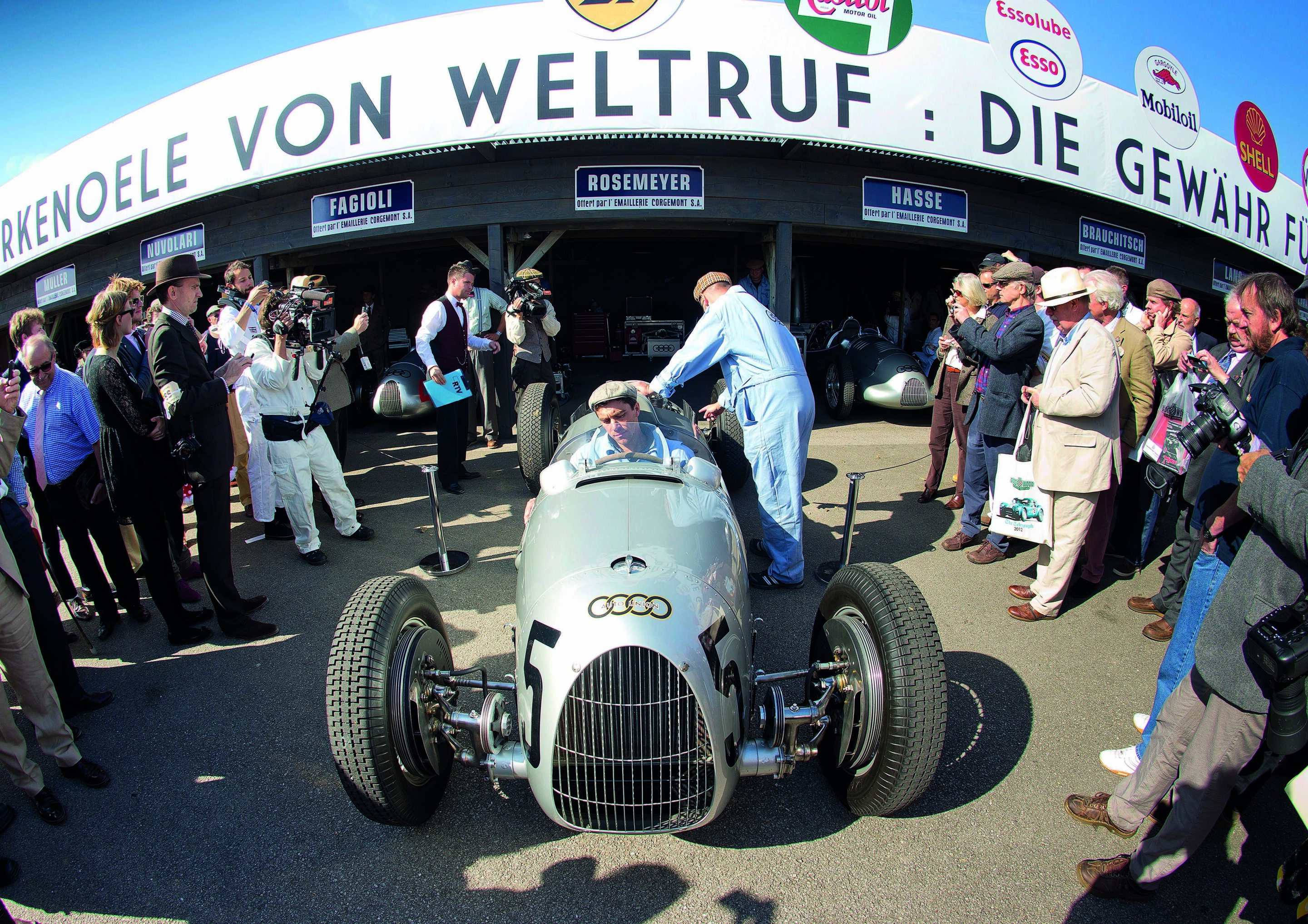 Audi Tradition beim Goodwood Revival - Die Silberpfeil-Box beim Goodwood Revival wurde am Original beim Großen Preis der Schweiz in Bern nachempfunden. Im Vordergrund der Auto Union Typ C.