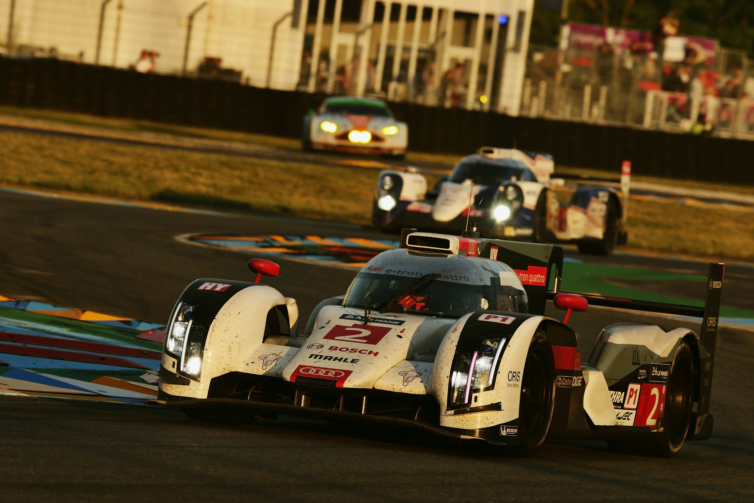 40 Jahre, 40 Zahlen, 40 Bilder: Fakten und  Buntes zur quattro-Technologie von Audi - 3 Mal in Folge gewann der Audi R18 e-tron quattro zwischen 2012 und 2014 das 24-Stunden-Rennen von Le Mans. Ein V6-TDI trieb die Hinterräder an, ein Schwungmassenspeicher...