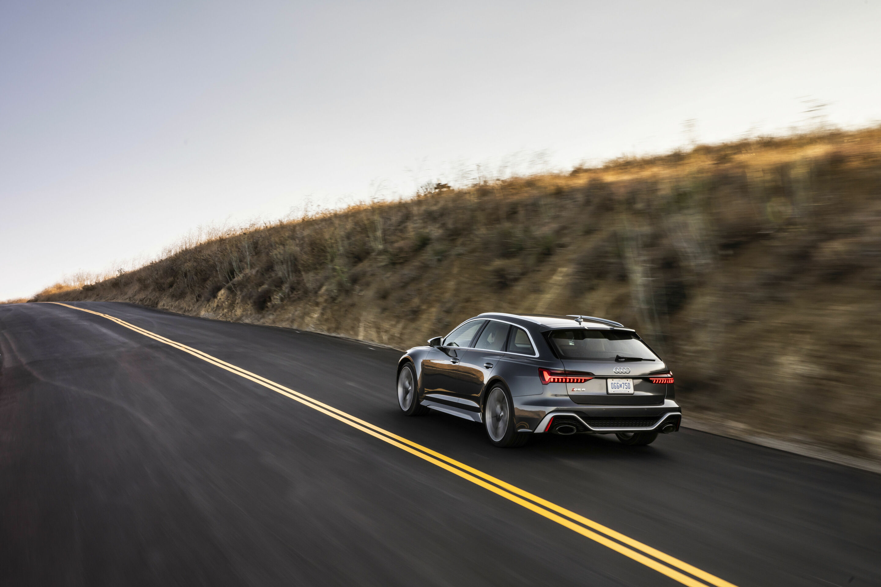 40 Jahre, 40 Zahlen, 40 Bilder: Fakten und  Buntes zur quattro-Technologie von Audi - Je 40 Millimeter breiter sind die Radhäuser des Audi RS 6 Avant (((Kraftstoffverbrauch kombiniert l/100 km: 11,7 – 11,5; CO2-Emission kombiniert g/km*: 268 – 263)))...