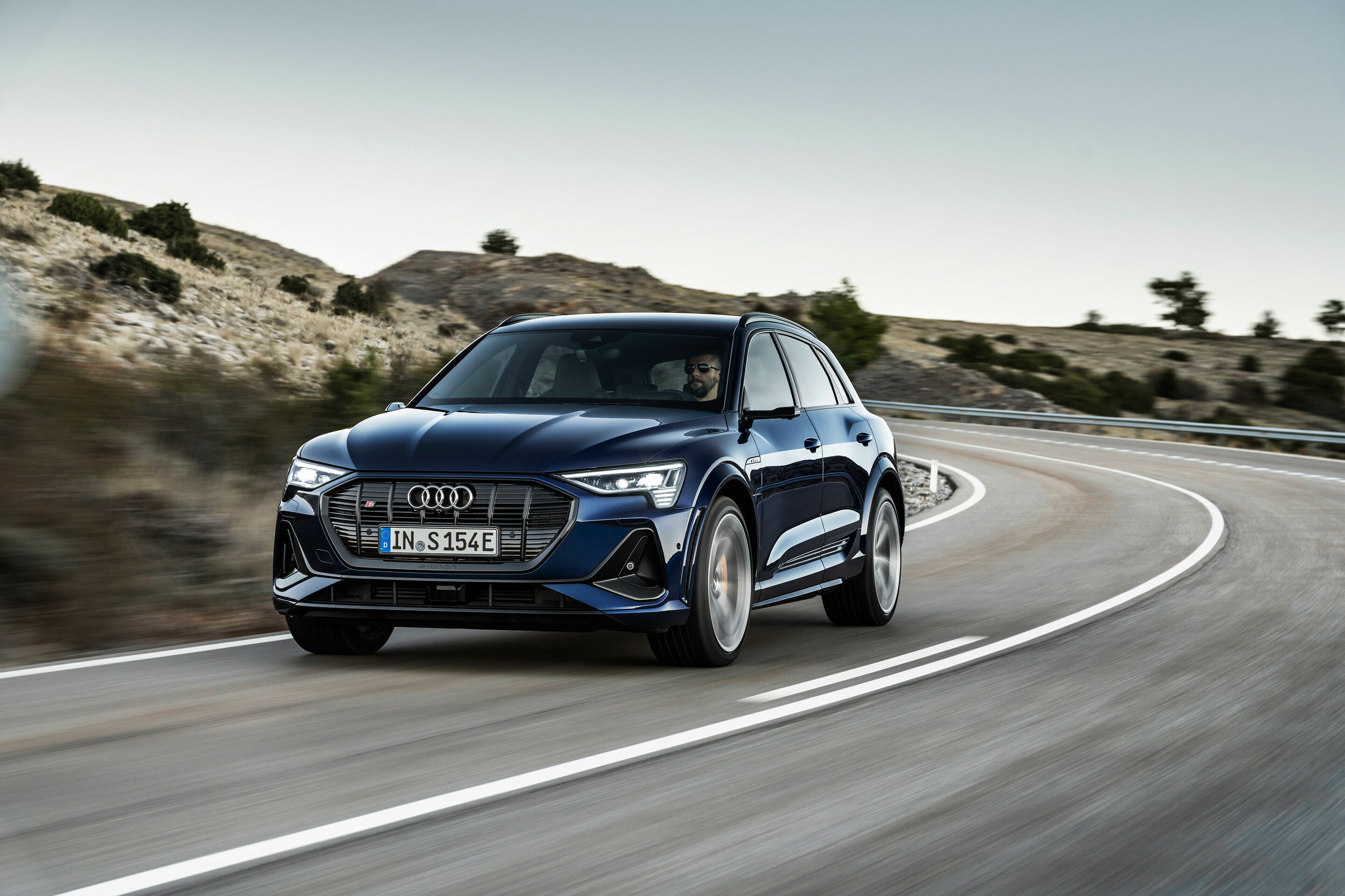 40 Jahre, 40 Zahlen, 40 Bilder: Fakten und  Buntes zur quattro-Technologie von Audi - Bis zu 973 Nm geben die drei E-Motoren im Audi e-tron S (((Audi e-tron S: Stromverbrauch kombiniert in kWh/100 km: 28,4 – 26,8 (WLTP); 28,2 (NEFZ); CO2-Emissionen kombiniert...