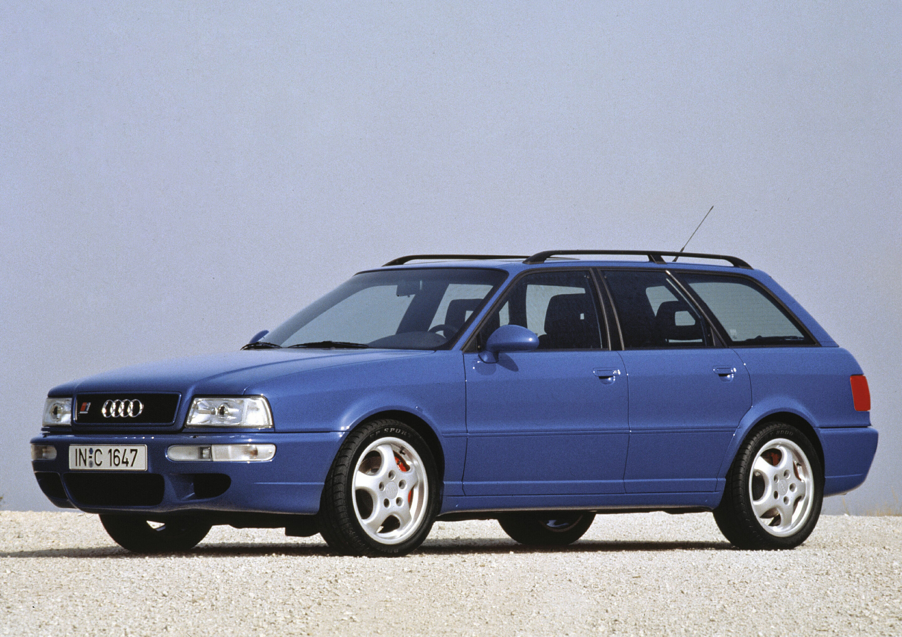40 Jahre, 40 Zahlen, 40 Bilder: Fakten und  Buntes zur quattro-Technologie von Audi - 1994 brachte Audi den RS 2 Avant auf den Markt, das erste RS-Modell überhaupt. Sein quattro-Antrieb integrierte ein elektromechanisch zuschaltbares Sperrdifferenzial...