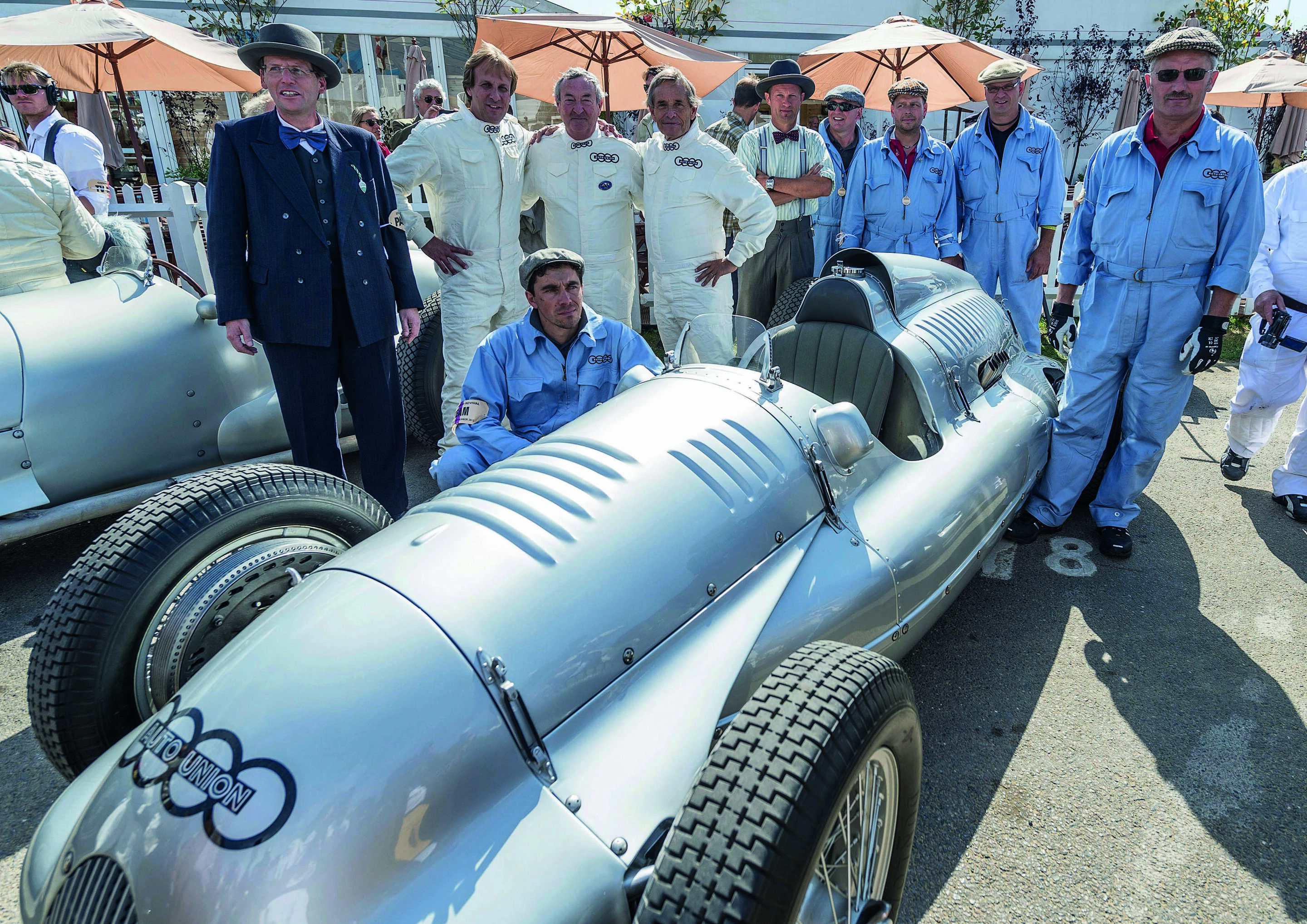 Audi Tradition beim Goodwood Revival - Stolz präsentiert Thomas Frank, Leiter von Audi Tradition (ganz links) sein Team mit den Fahrern Frank Biela, Nick Mason und Jacky Ickx (von links).