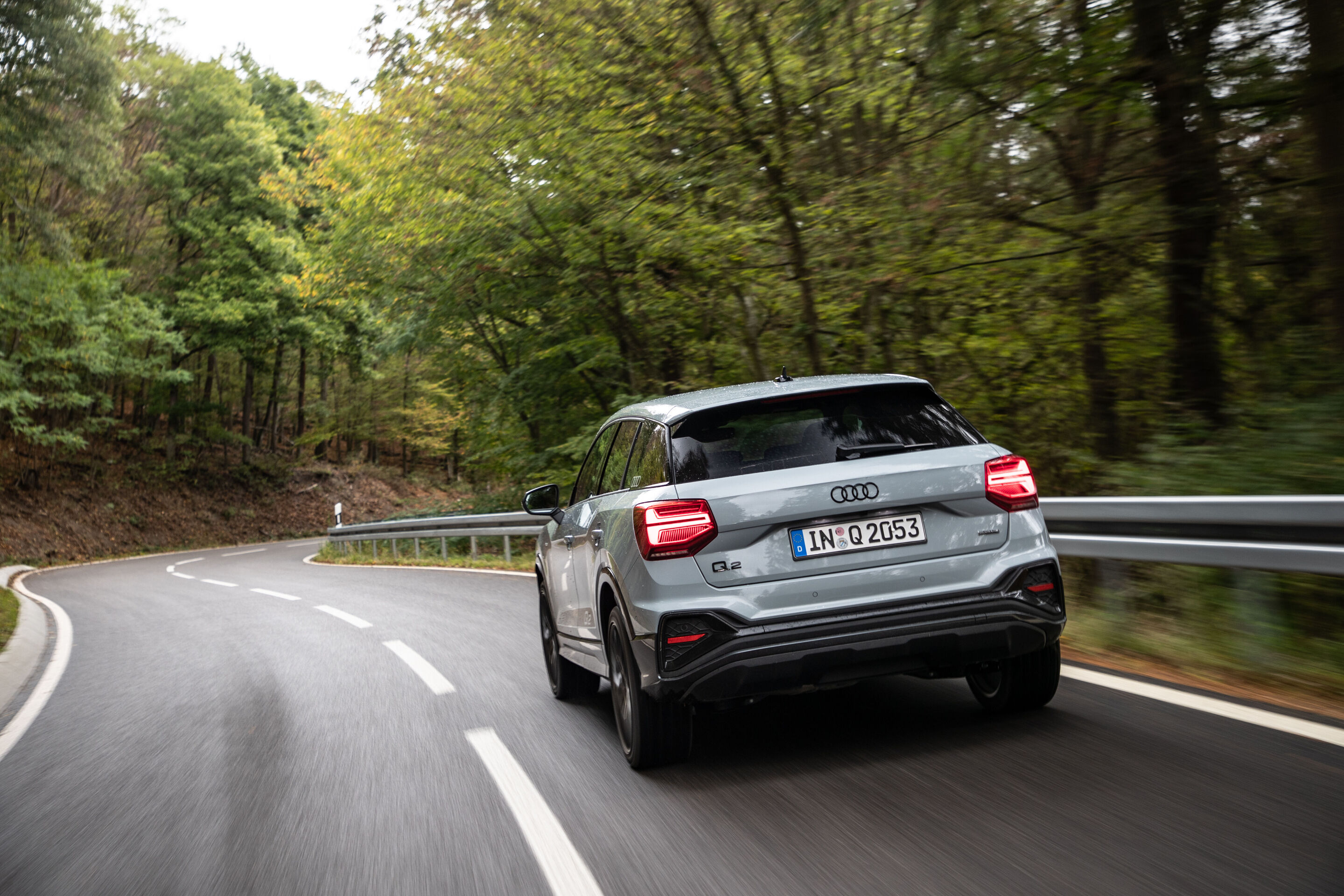 Audi Q2 (bis 2026) - Fahraufnahme,
Farbe: Pfeilgrau