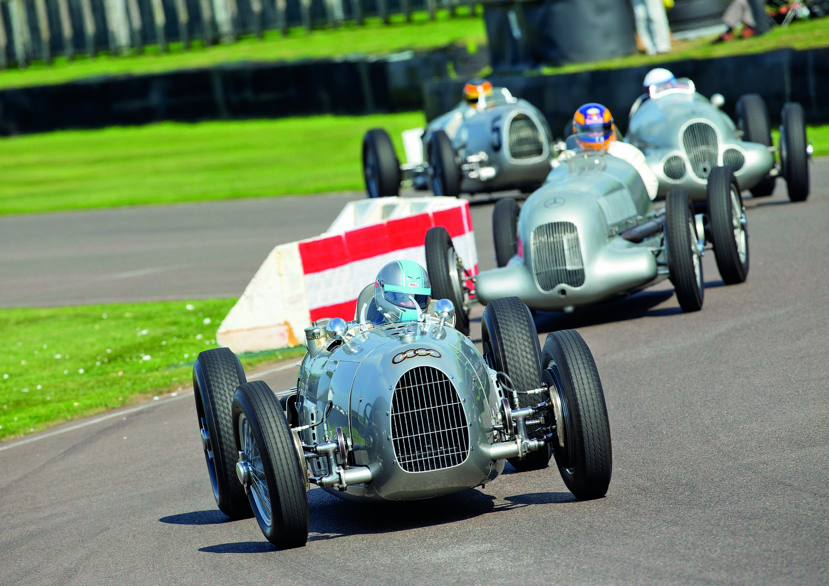 Audi Tradition beim Goodwood Revival - Seit 1939 erstmals wieder waren neun Silberpfeile auf der gleichen Rennstrecke. In Front der Auto Union Typ A vor zwei Mercedes-Wagen und dem Auto Union Typ C.
