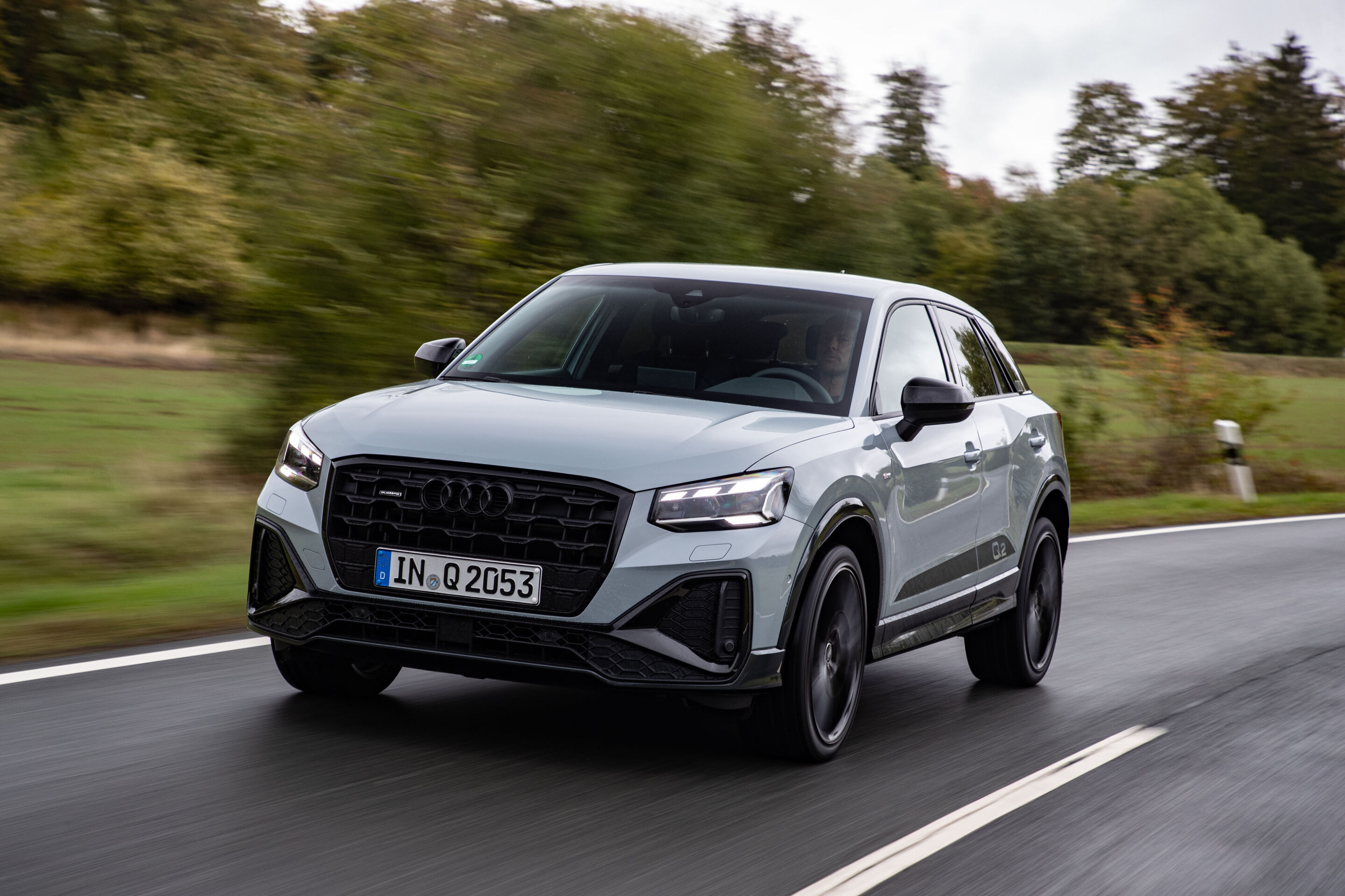 Audi Q2 (bis 2026) - Fahraufnahme,
Farbe: Pfeilgrau