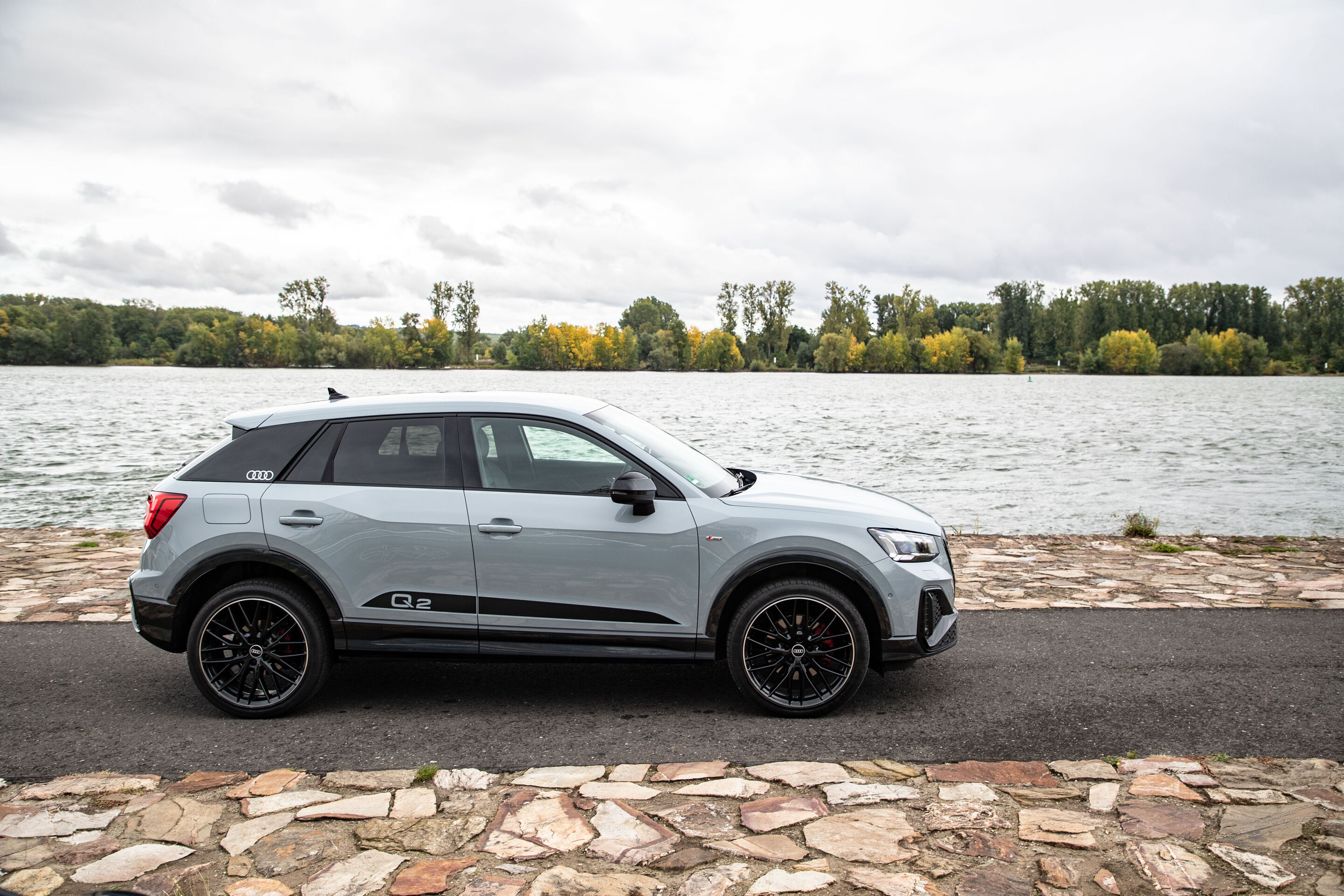 Audi Q2 (bis 2026) - Standaufnahme,
Farbe: Pfeilgrau