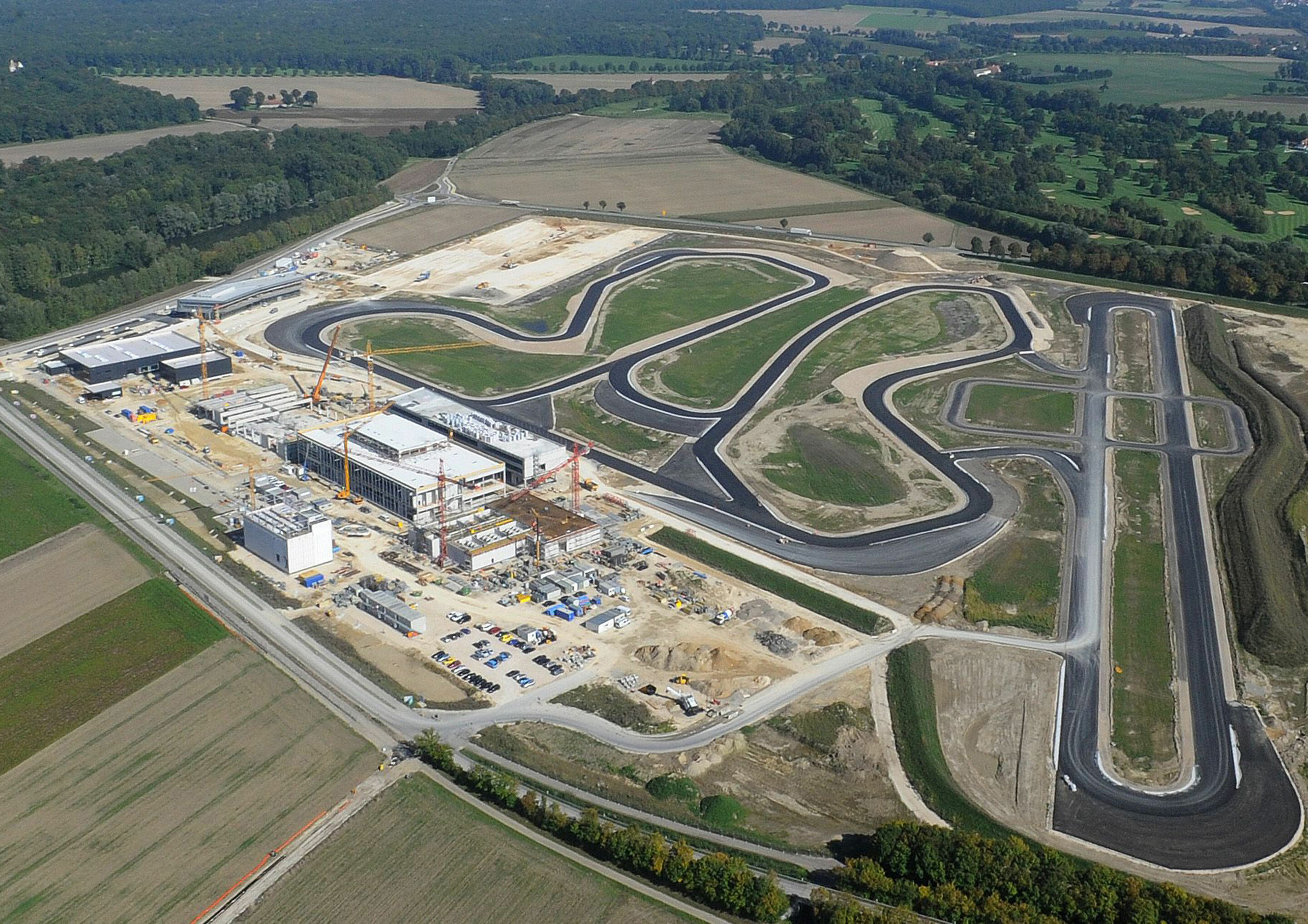Audi Sport to be based in Neuburg - An important milestone has been reached: 14 months after first breaking ground, the structural work for the new Motorsport Competence Center has been completed.
In the town of Neuburg an der Donau, approximately 20...