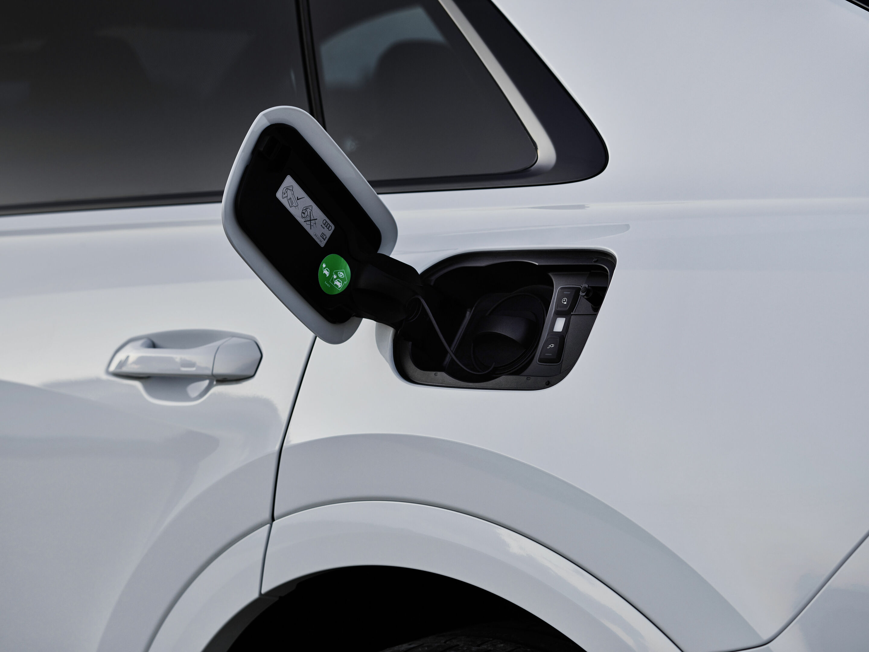 Audi Q8 60 TFSI e quattro - Charging access